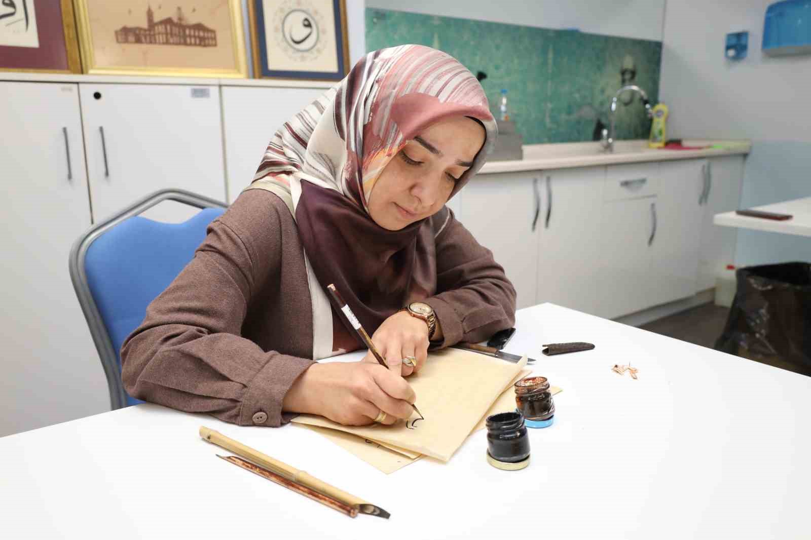 Hüsn-i hat ile kalemin dilini konuşturuyorlar
