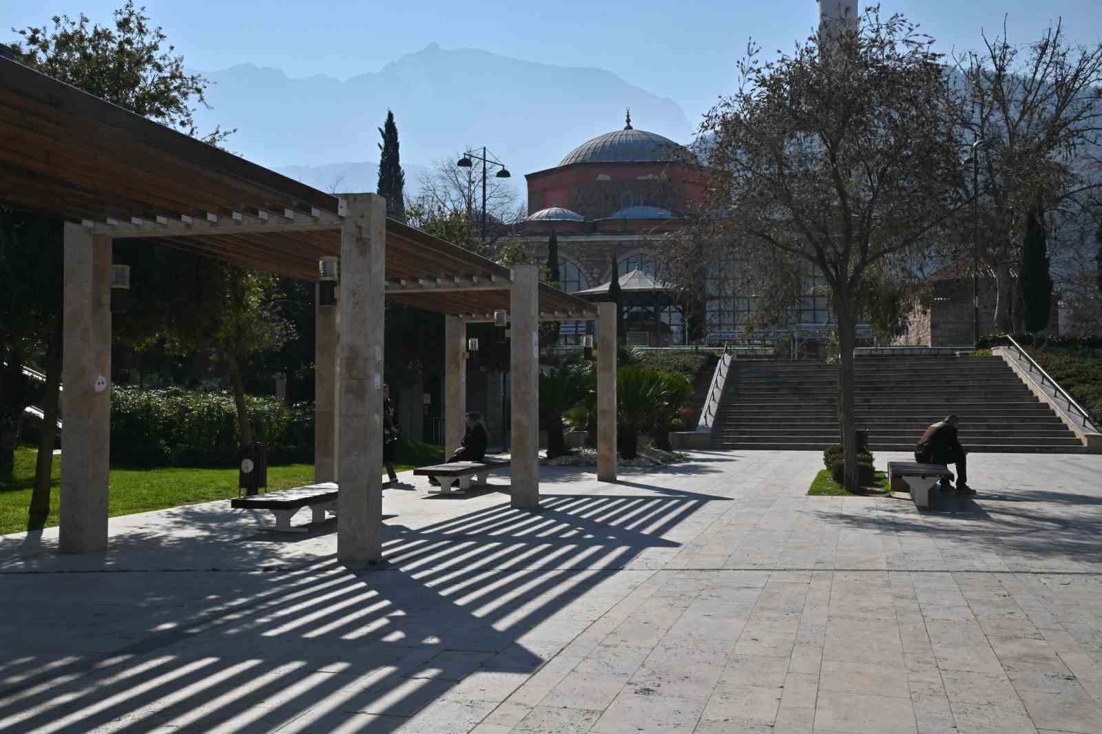 Parklarda bakım onarım &ccedil;alışmaları hız kesmeden s&uuml;r&uuml;yor
