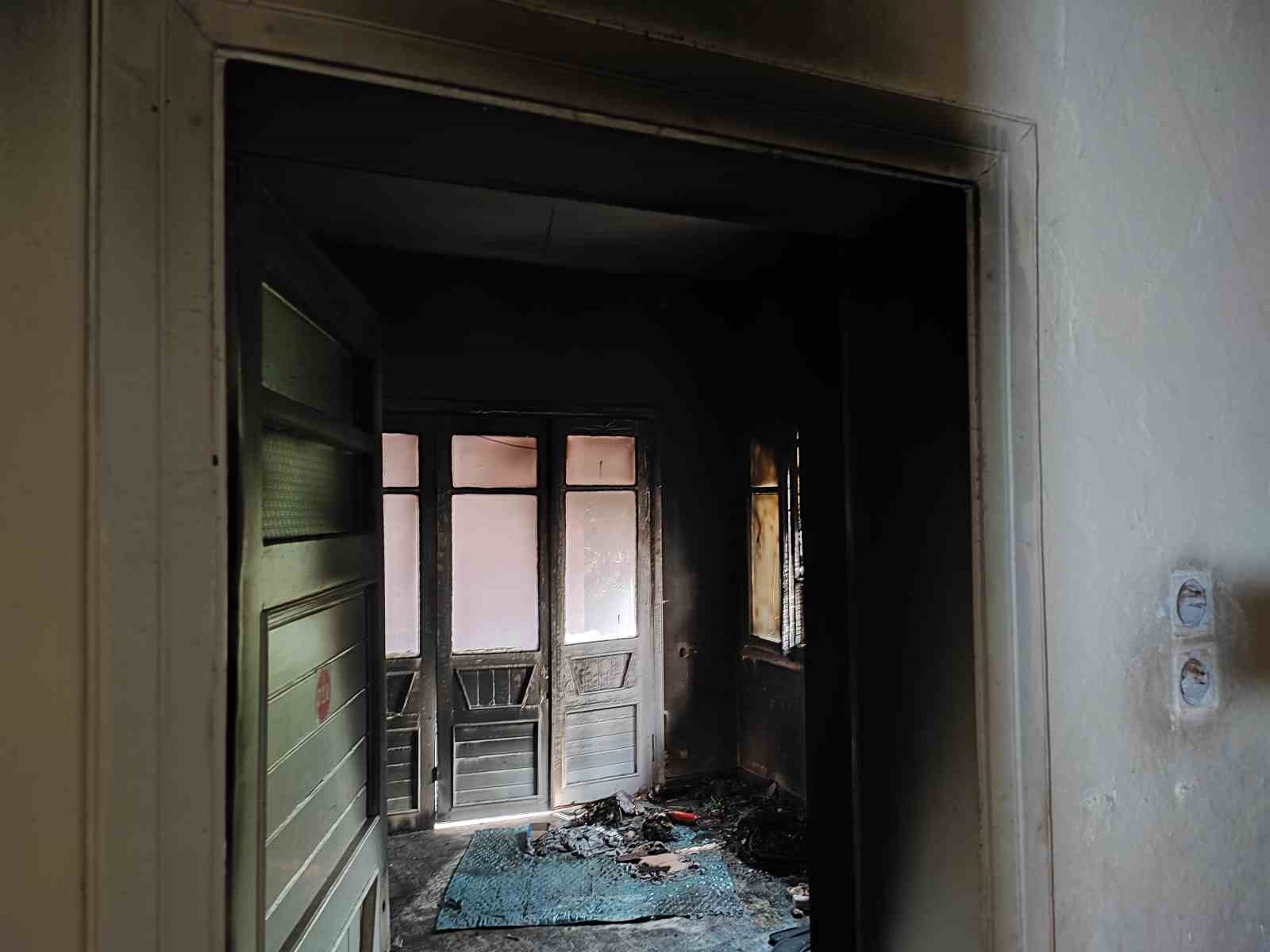 Yakılan metruk bina mahalleliyi tedirgin ediyor
