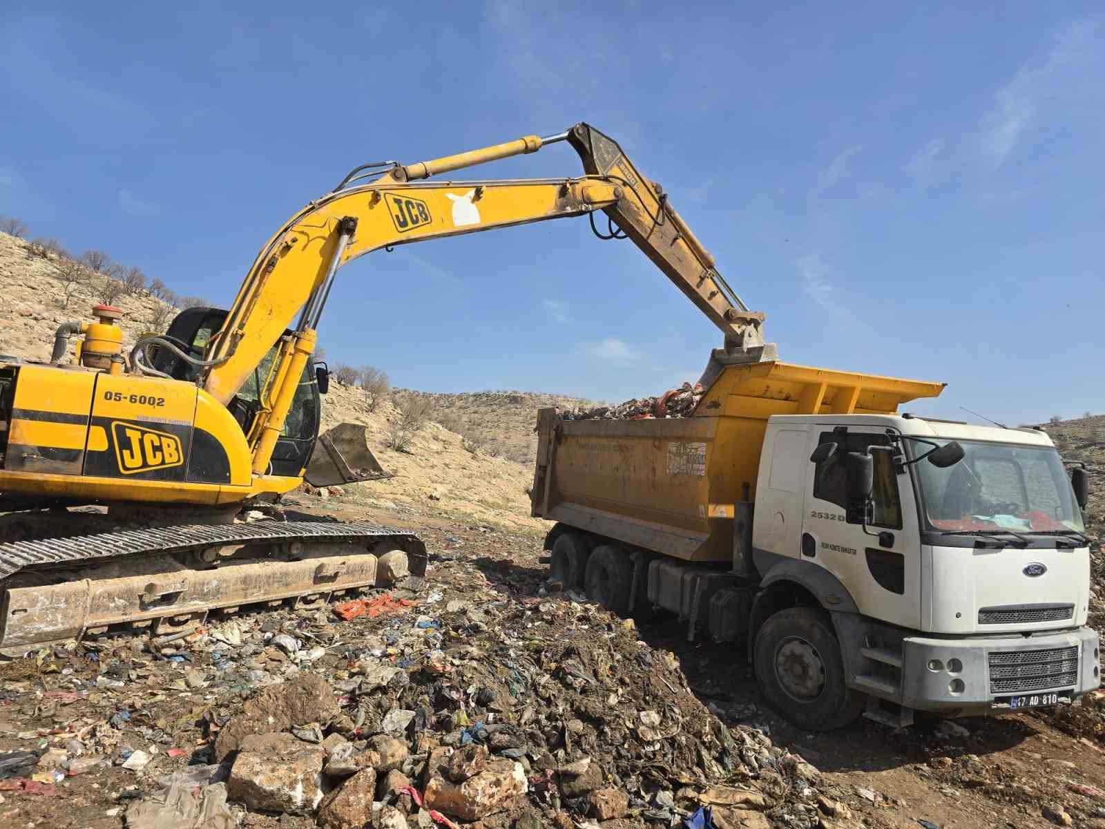 Mardin B&uuml;y&uuml;kşehir Belediyesi, Nusaybin Belediyesinin yapmadığı &ccedil;&ouml;p temizliğini &uuml;stlendi

