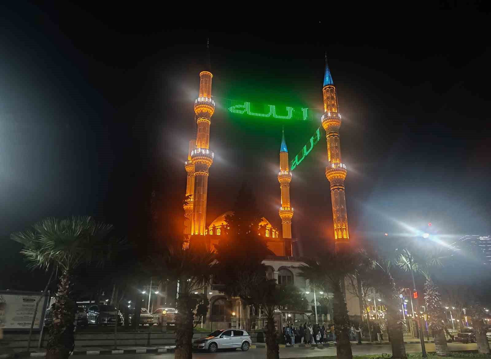 Mahya geleneği Saruhanbey Camiinde yaşatılıyor
