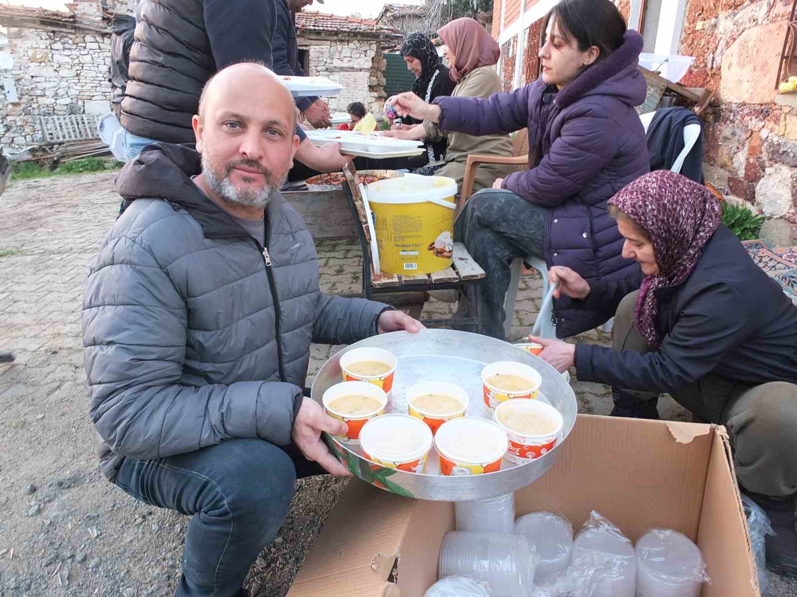 Balıkesir’de yüzlerce kişi, iftar geleneğinde buluştu