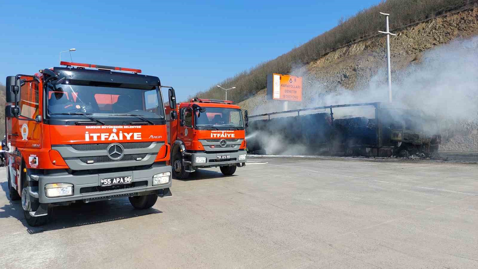 Karton yüklü tır, Karayolları Denetleme İstasyonu’nda alevlere teslim oldu