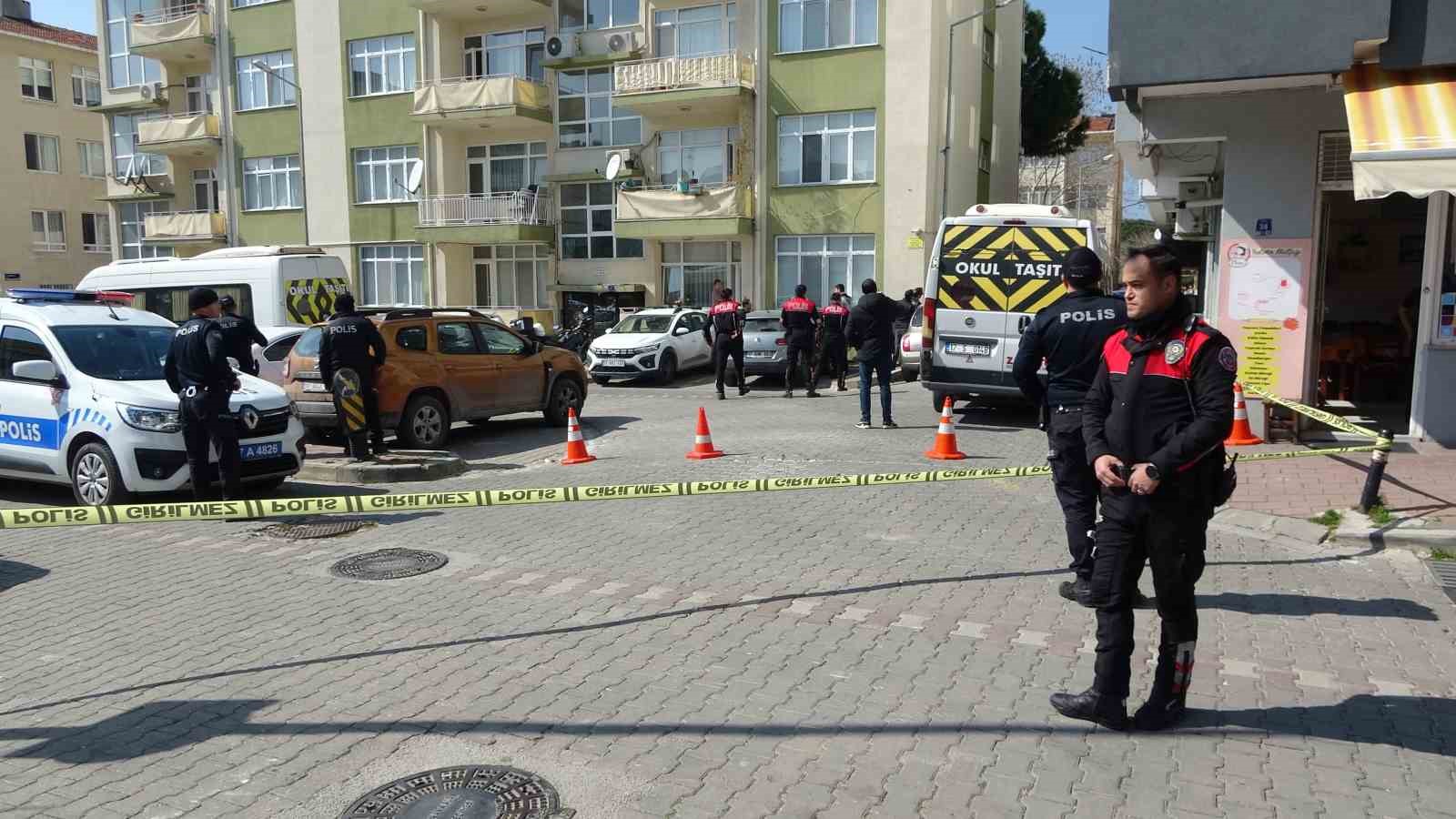 &Ccedil;anakkale&rsquo;de balkondan av t&uuml;feğiyle dehşet sa&ccedil;tı, 1 kişiyi vurdu
