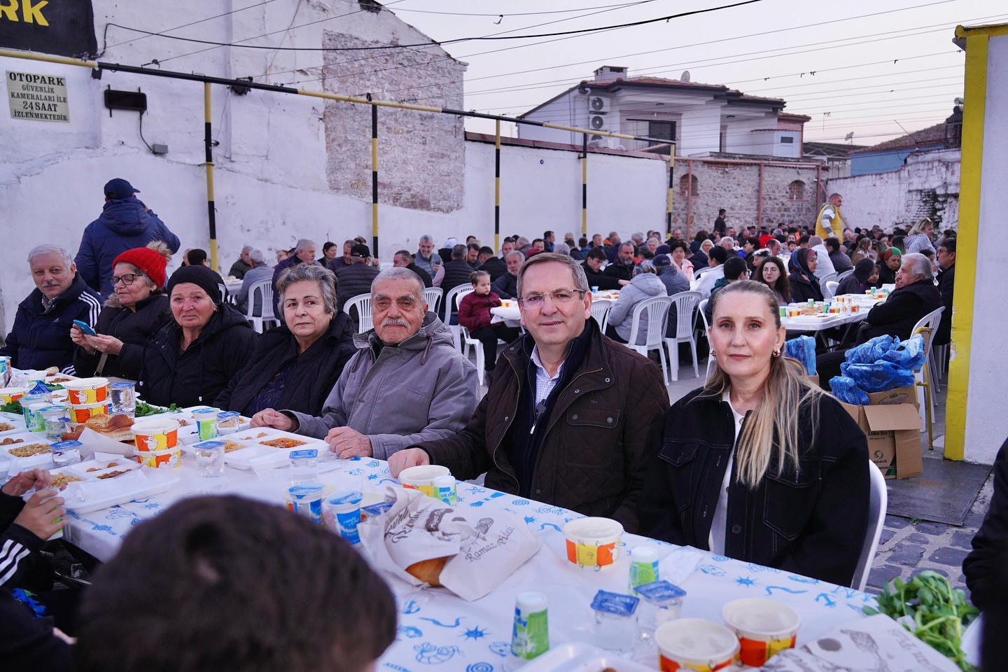 Ayvalık&rsquo;ta belediyenin verdiği iftara binlerce kişi katıldı

