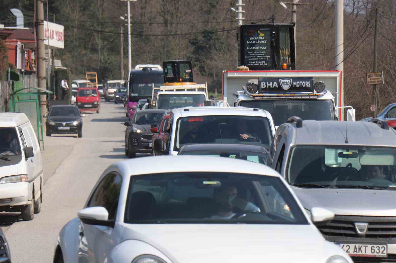 Sapanca&rsquo;da minib&uuml;sle &ccedil;arpışan otomobilin motoru 10 metre savruldu: 5&rsquo;i &ccedil;ocuk 10 yaralı
