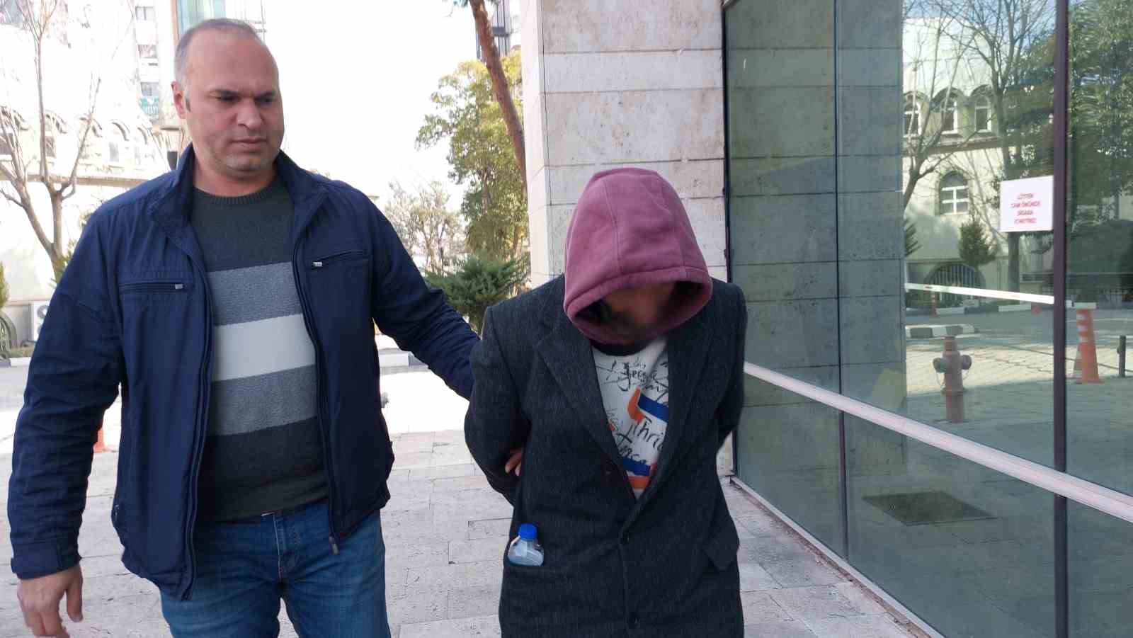 Evine iftara gittiği ikiz kardeşini bıçakladı