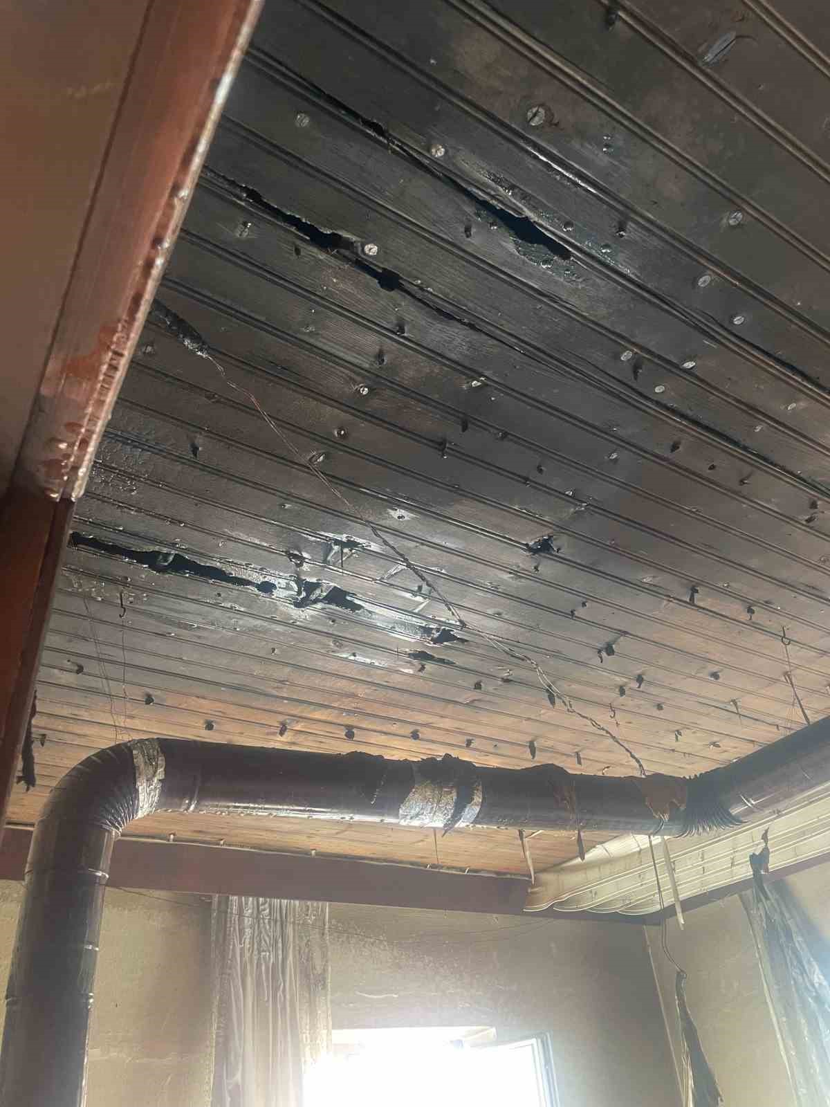 Manyas&rsquo;ta m&uuml;stakil evde yangın
