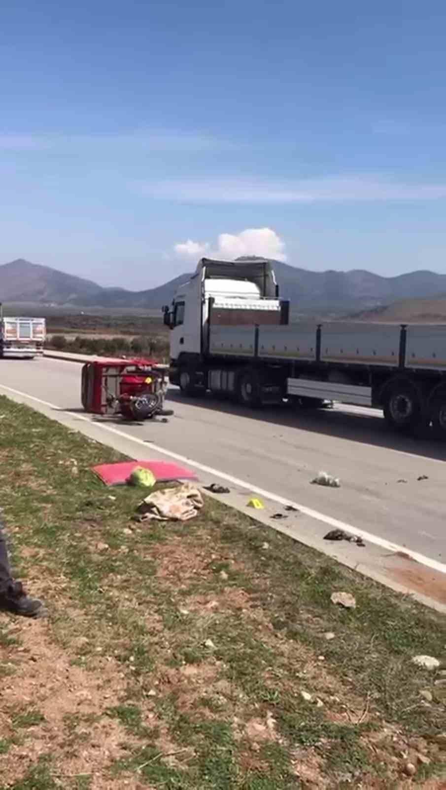 Motosikletle, otomobil &ccedil;arpıştı: 1 &ouml;l&uuml;, 1 ağır yaralı
