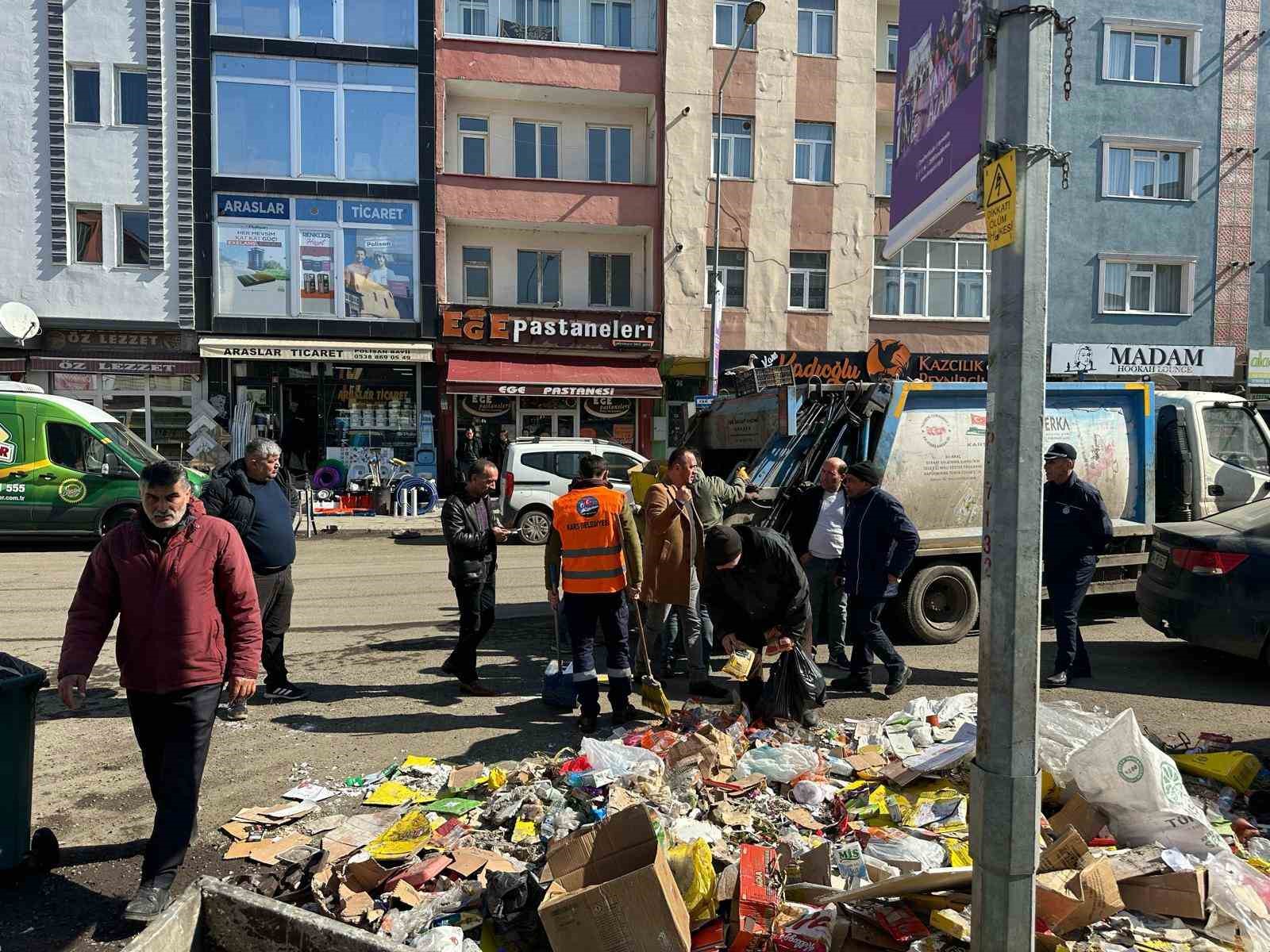 Kars&rsquo;ta belediyeden &ccedil;&ouml;plerini gelişi g&uuml;zel d&ouml;ken işyerine ceza
