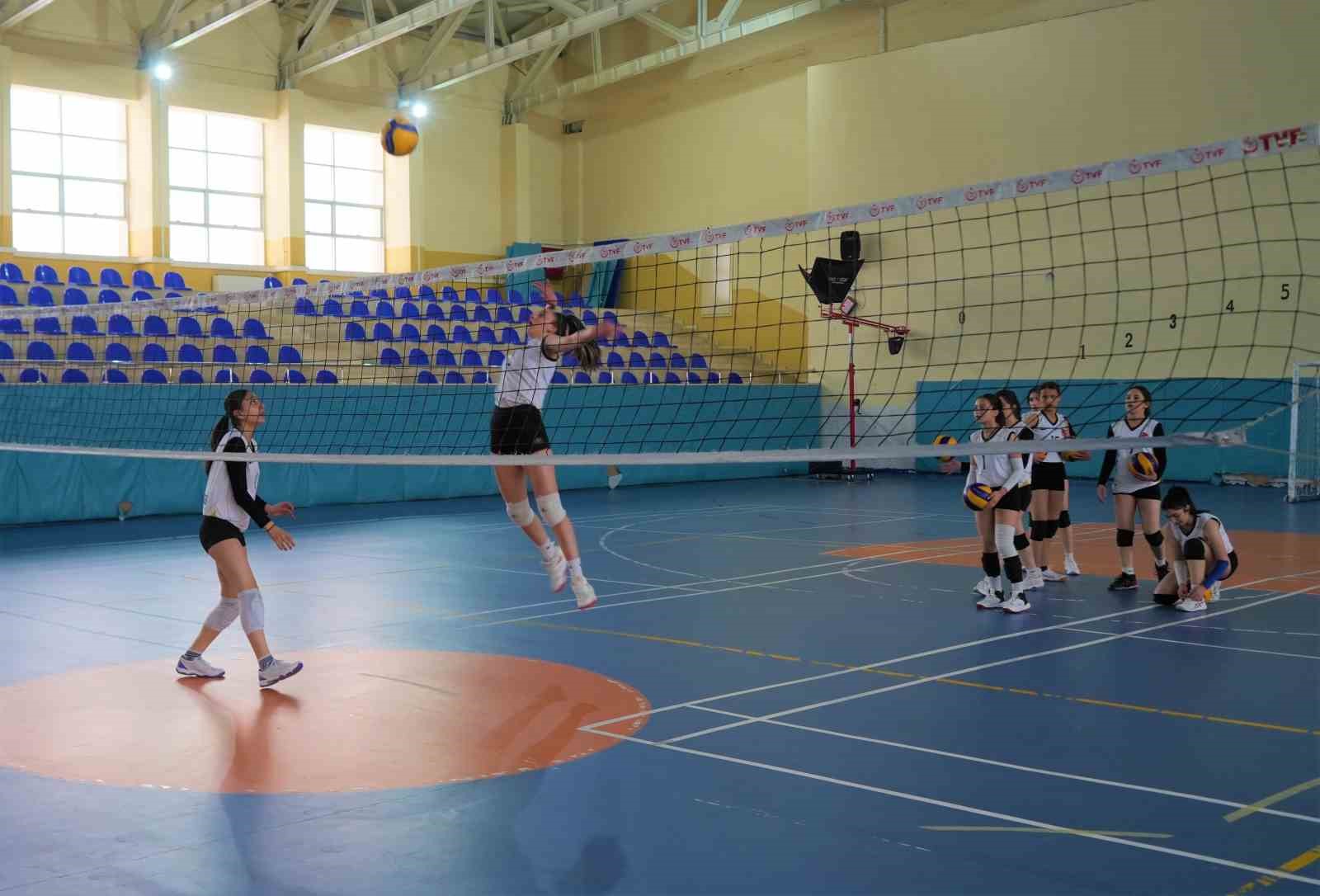 12 bin takım arasından zirveye çıkan Muş Spor Lisesi Kız Voleybol Takımı, Türkiye şampiyonasında