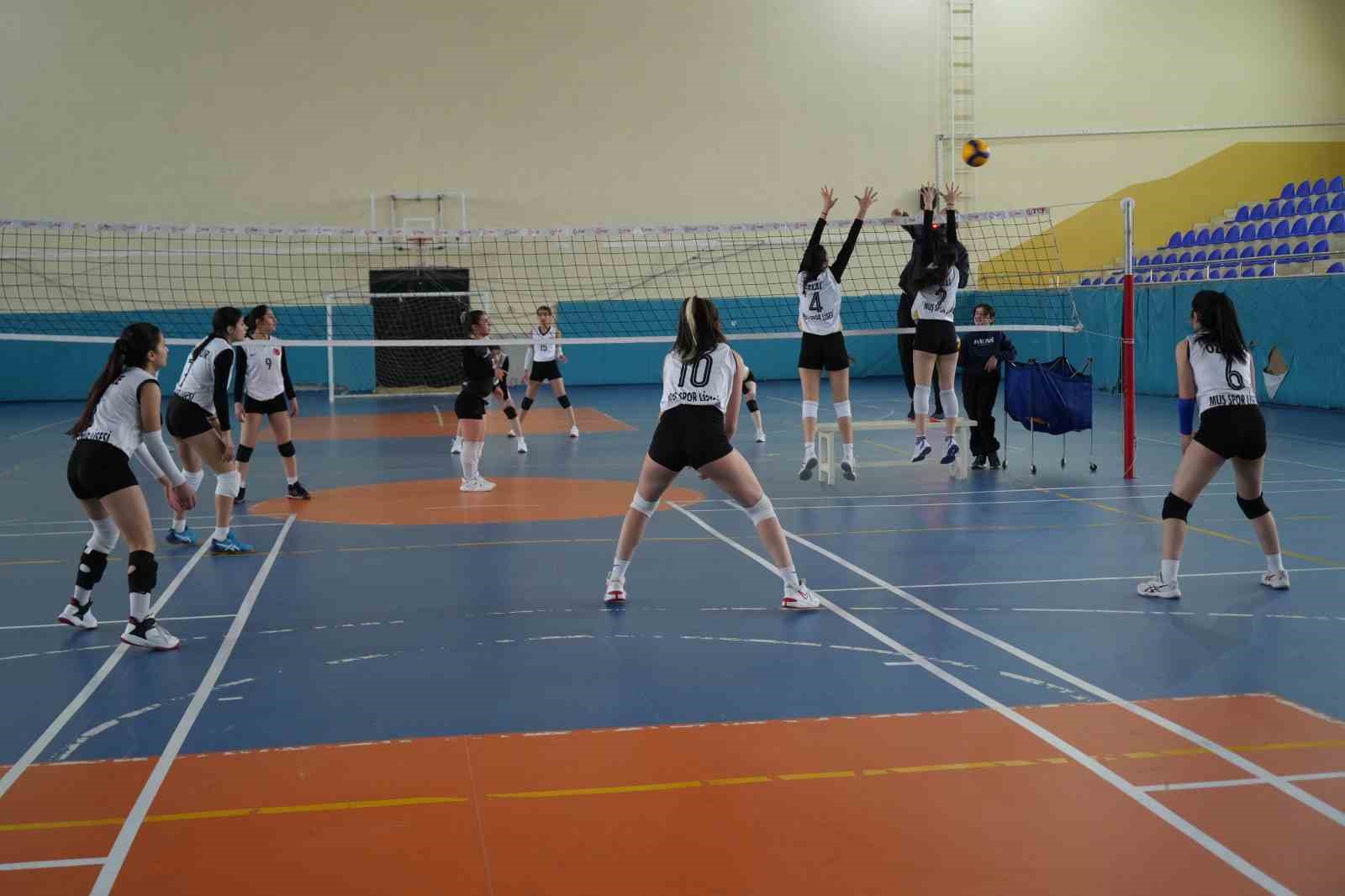 12 bin takım arasından zirveye &ccedil;ıkan Muş Spor Lisesi Kız Voleybol Takımı, T&uuml;rkiye şampiyonasında

