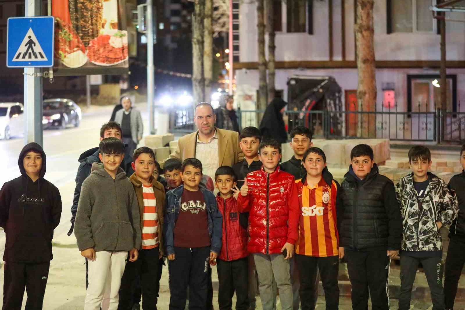 Başkan &Ouml;zdemir, Muhabbet &Ccedil;adırı&rsquo;nda vatandaşlarla buluştu
