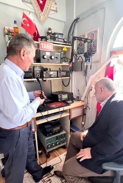 K&ouml;ye telsiz sistemi kurdu, d&uuml;nya ile haberleşiyor
