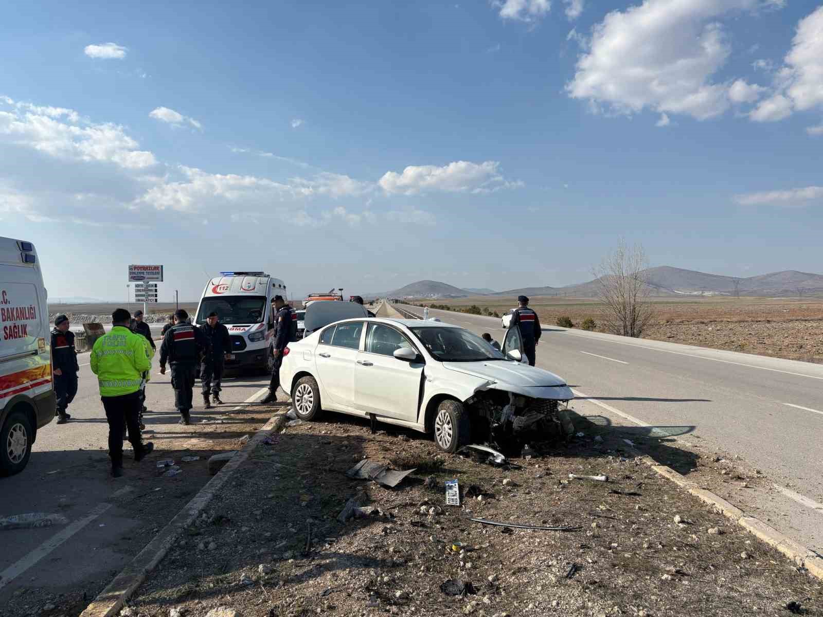 Refüje çarpan otomobilde 5 kişi yaralandı