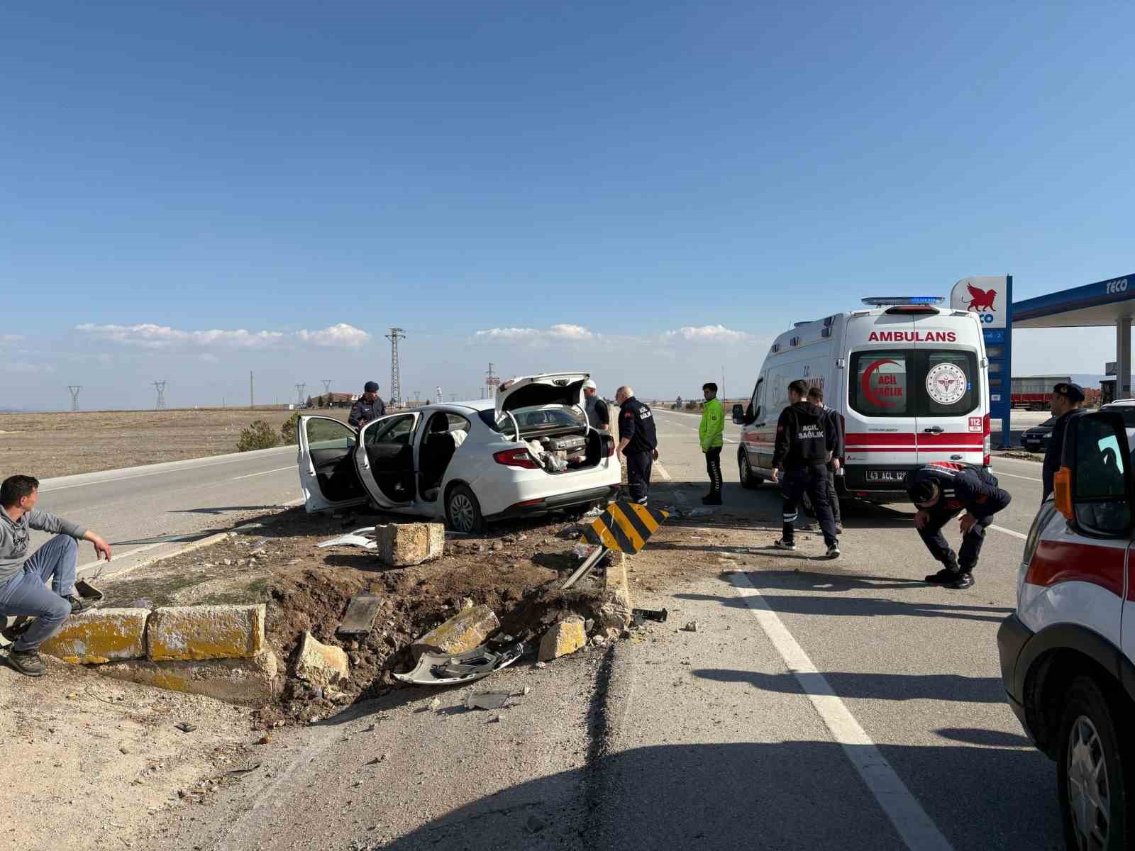 Ref&uuml;je &ccedil;arpan otomobilde 5 kişi yaralandı

