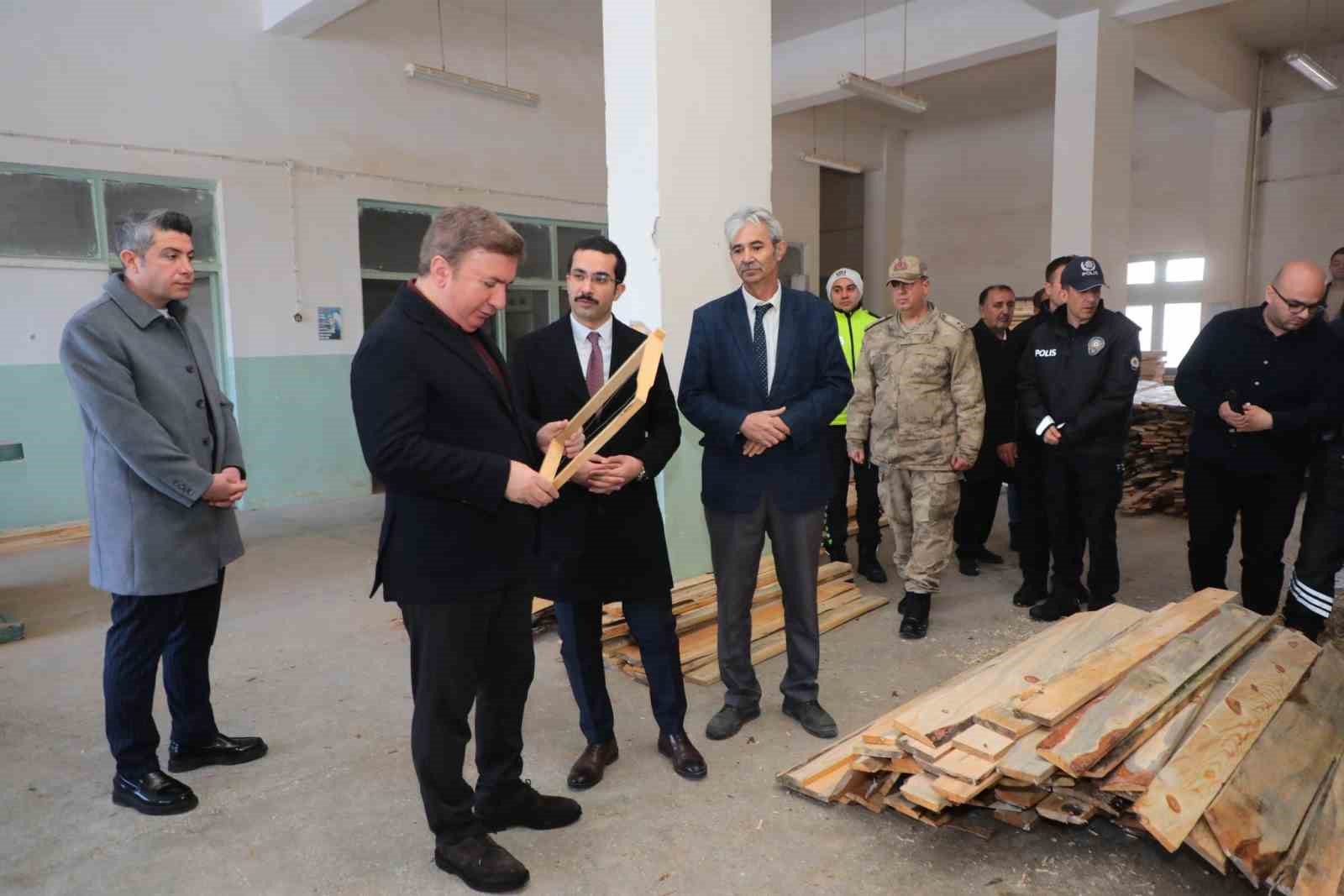 Refahiye&rsquo;de arı kovanı &ccedil;ıtası &uuml;retim at&ouml;lyesi a&ccedil;ıldı
