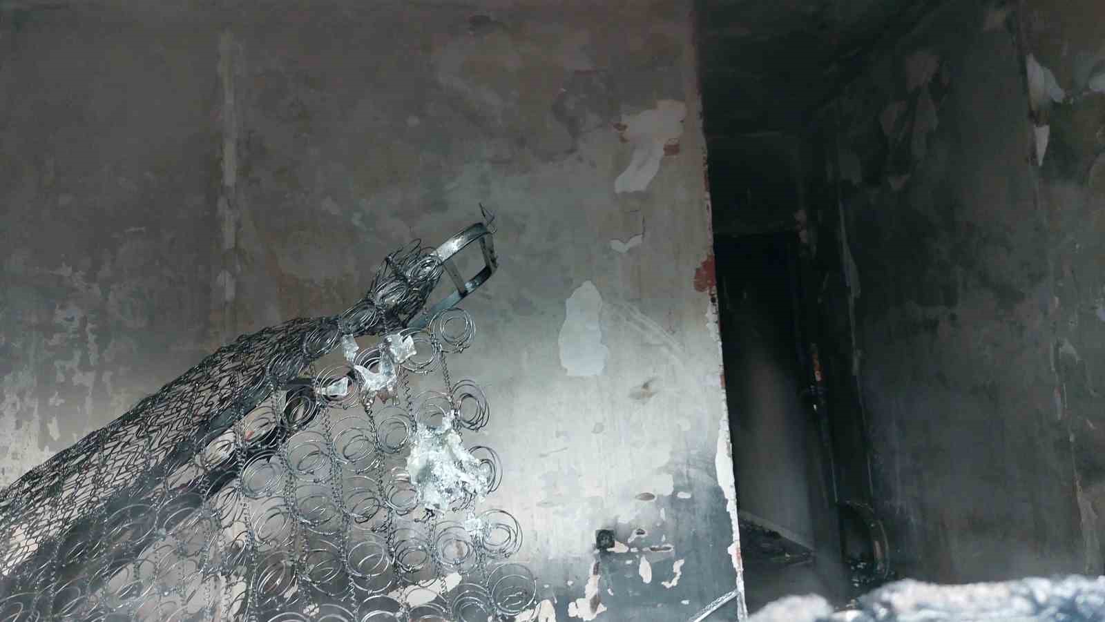 Çakmakla oynayan çocuk evi yaktı