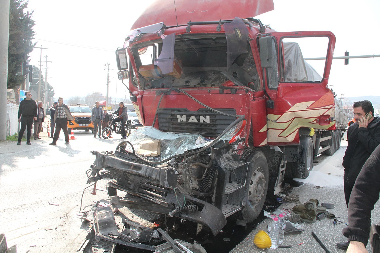 Manisa&rsquo;da iki tır &ccedil;arpıştı: 1 yaralı
