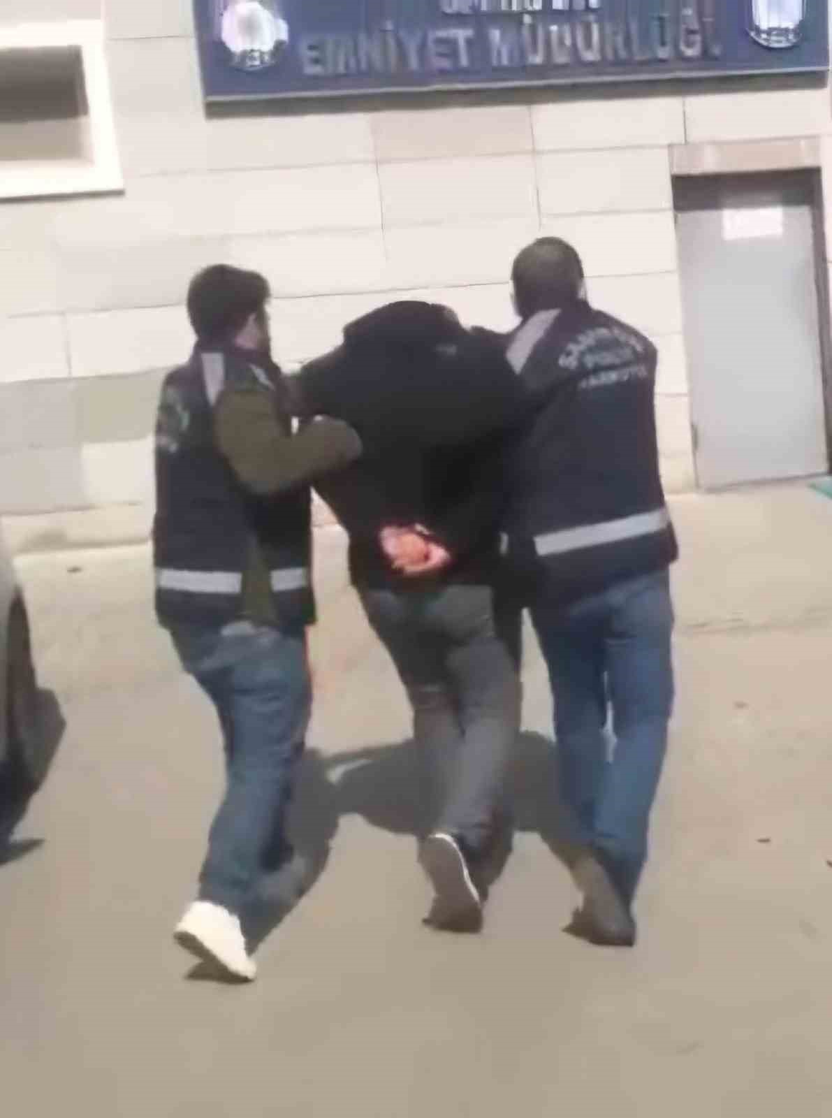 Dolandırıcılıktan 29 yıl hapis cezası bulunan şahıs sahte altın setiyle yakalandı