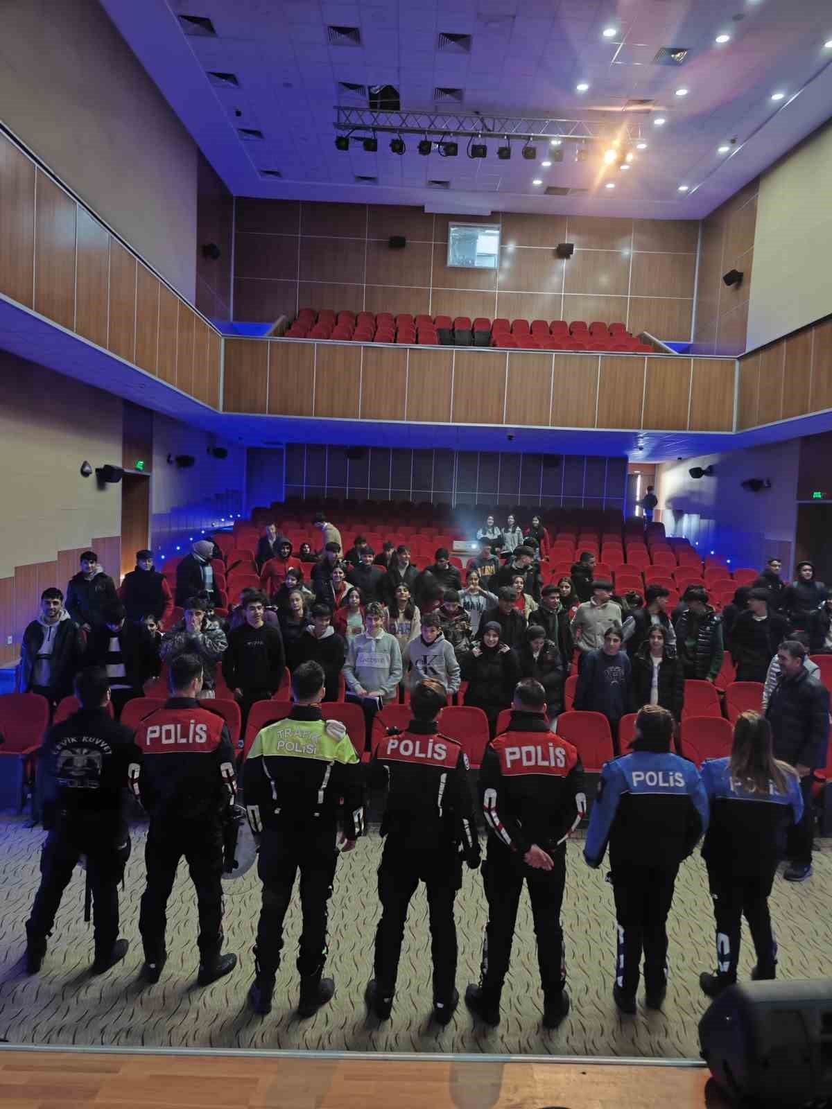 Ağrı&rsquo;da &ouml;ğrencilere g&uuml;venlik ve trafik eğitimi verildi
