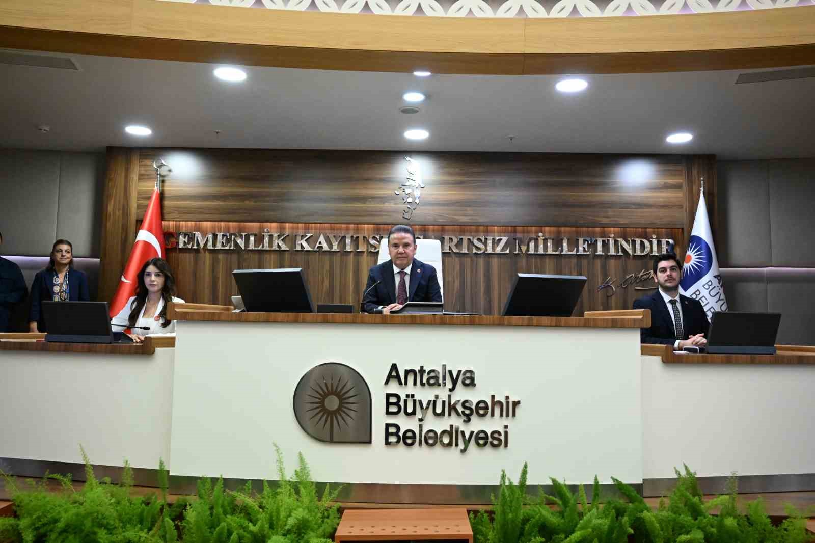 Başkan B&ouml;cek: "Ben 148 tane akıllı kavşak yaptım, h&uuml;k&uuml;met de &uuml;zerine d&uuml;şeni yapmalı"
