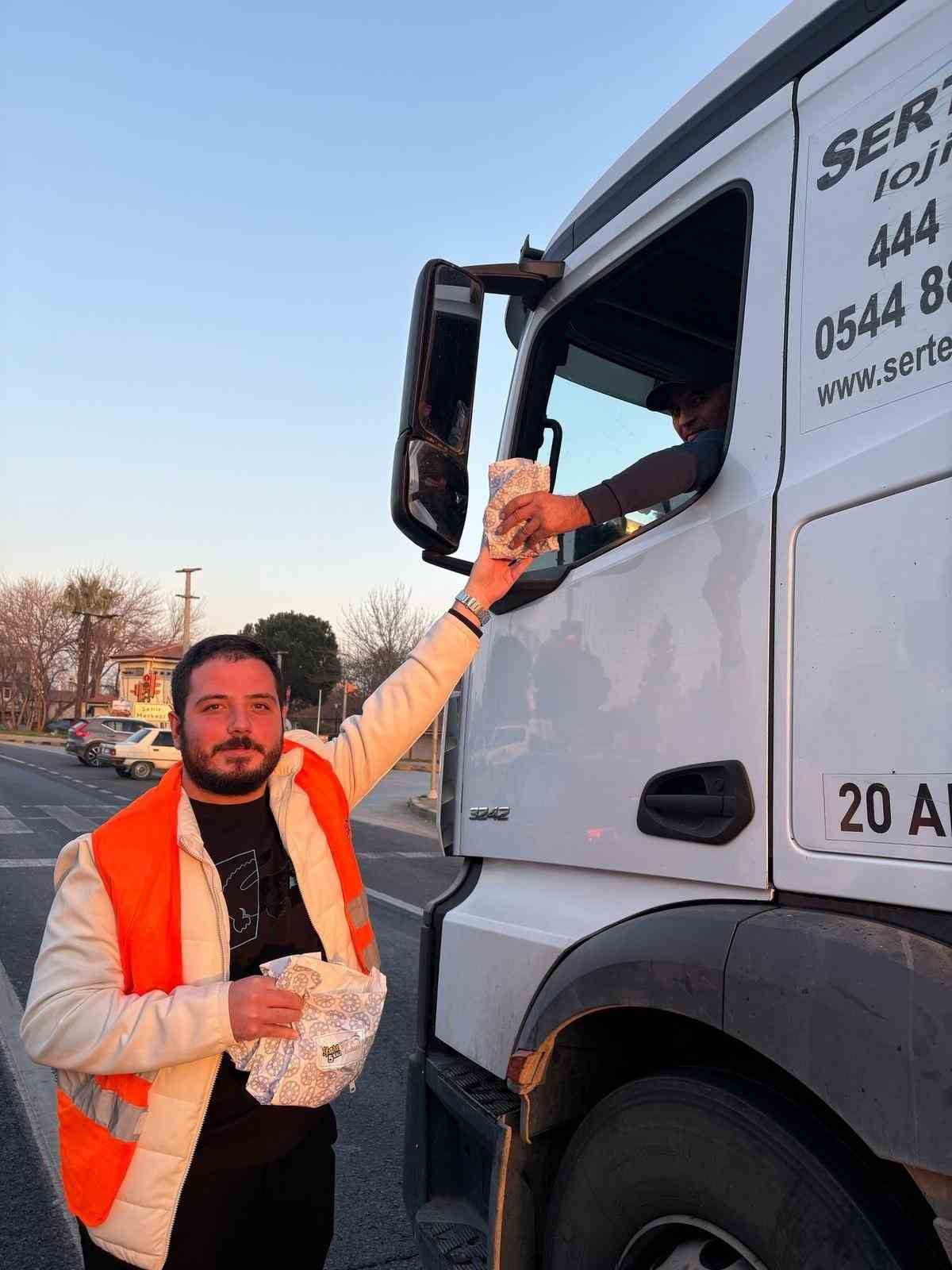 Manisa&rsquo;da iftara yetişemeyen vatandaşlara AK Partili gen&ccedil;lerden ikram
