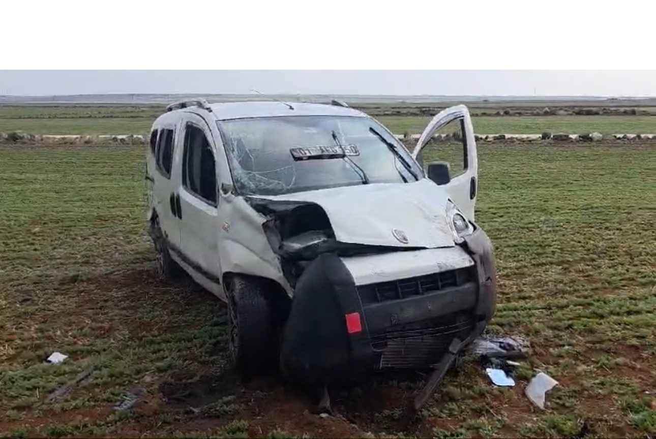 Şanlıurfa’da hafif ticari araç şarampole devrildi: 1 ölü, 2 yaralı