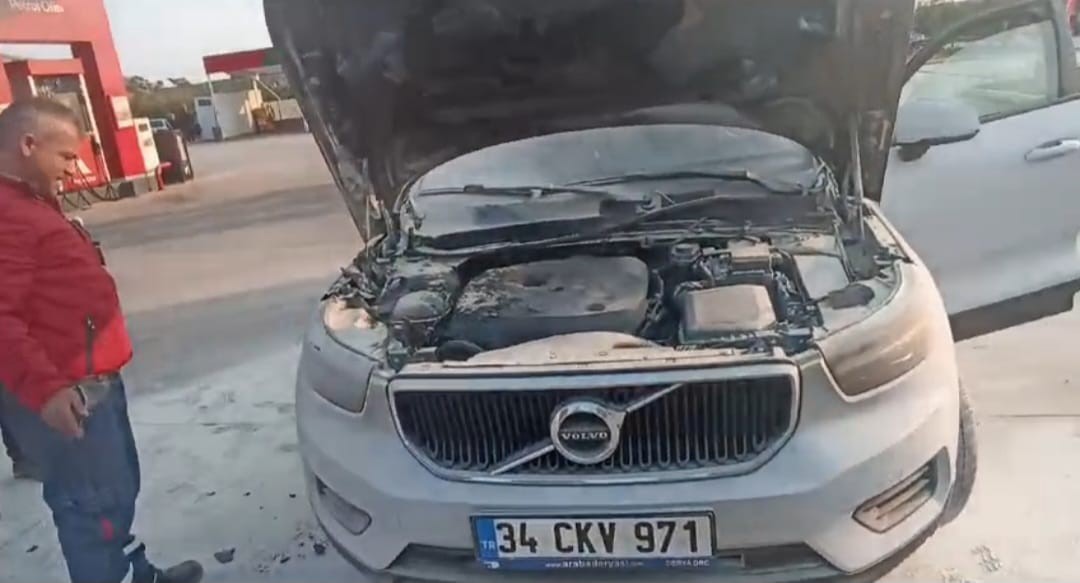 Lüks otomobil dumanlar çıkarak akaryakıt istasyonuna girdi