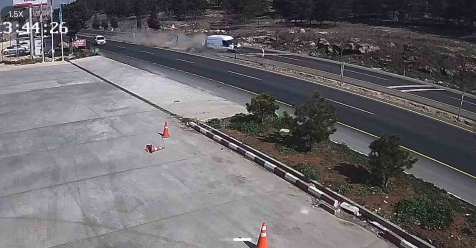 Şanlıurfa&rsquo;da minib&uuml;s kayalıklara &ccedil;arptı: 2 yaralı
