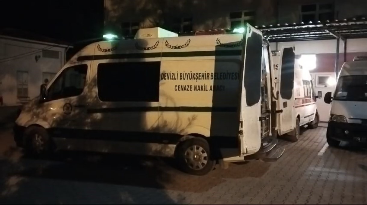 Babasını başını taşla ezerek &ouml;ld&uuml;r&uuml;p, hastaneye giderek cinayeti itiraf etti
