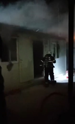 Depremzede ailenin yaşadığı konteynerde yangın