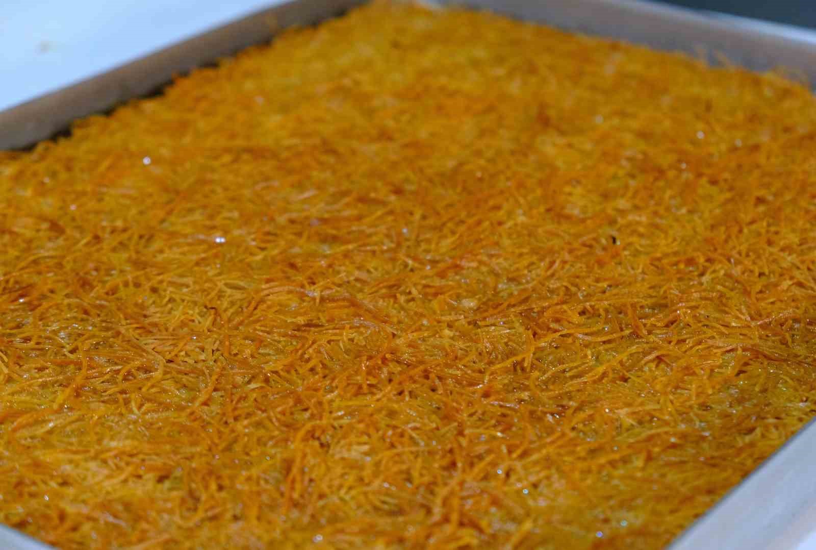 Erzincan’da iftar sofralarının vazgeçilmez lezzeti: "Kesme kadayıf tatlısı"