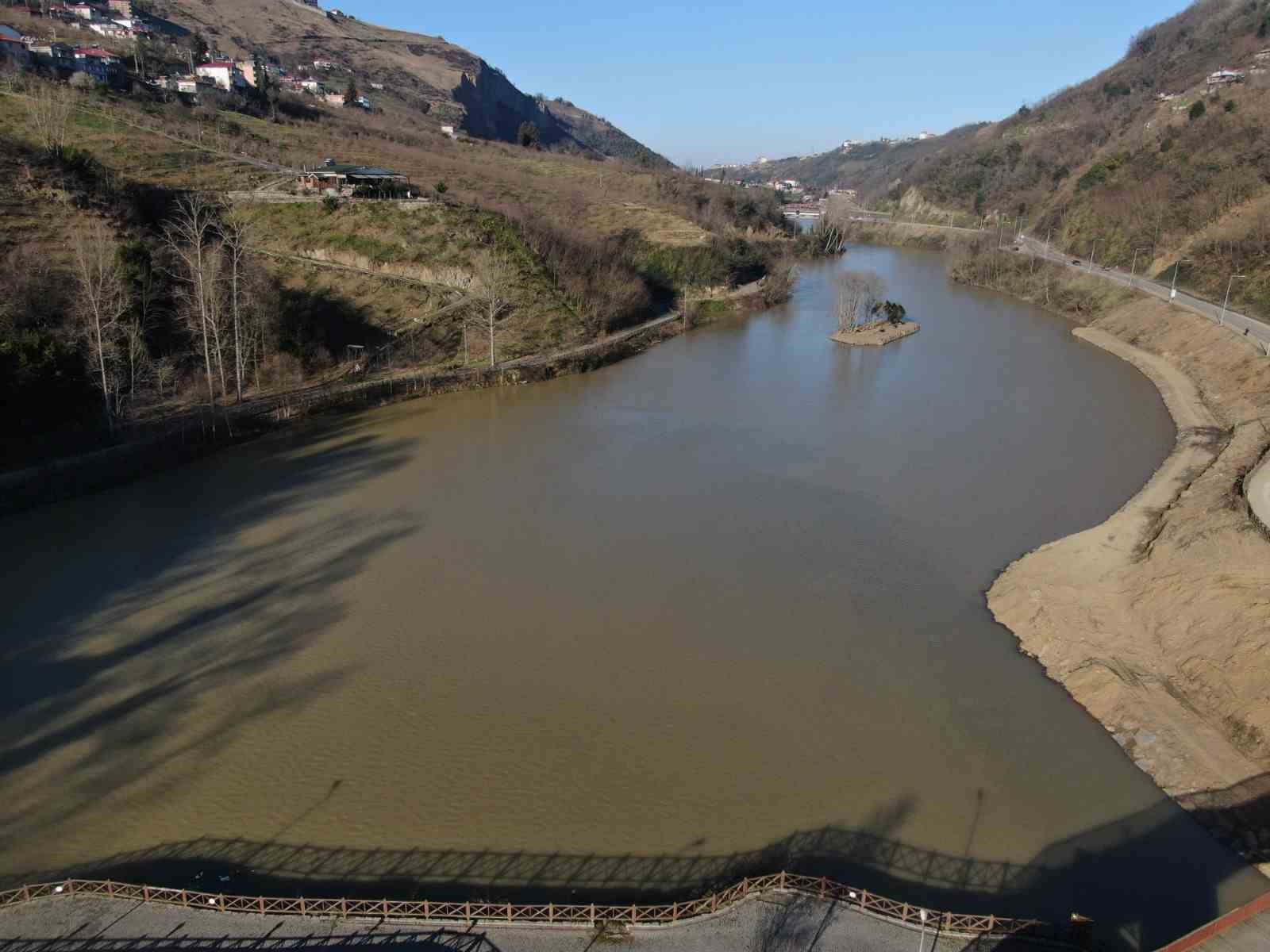 Sera G&ouml;l&uuml;&rsquo;nde bal&ccedil;ık temizleme &ccedil;alışmaları tamamlandı, suyunun berraklaşması i&ccedil;in beklemeye ge&ccedil;ildi
