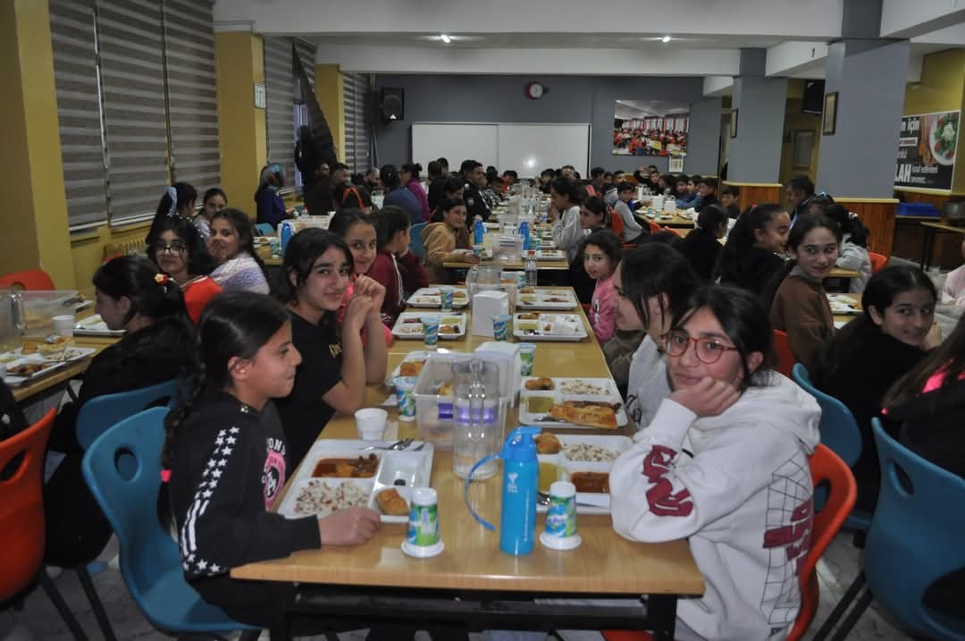 Kaymakam Demirtaş, iftarını &ouml;ğrencilerle a&ccedil;tı
