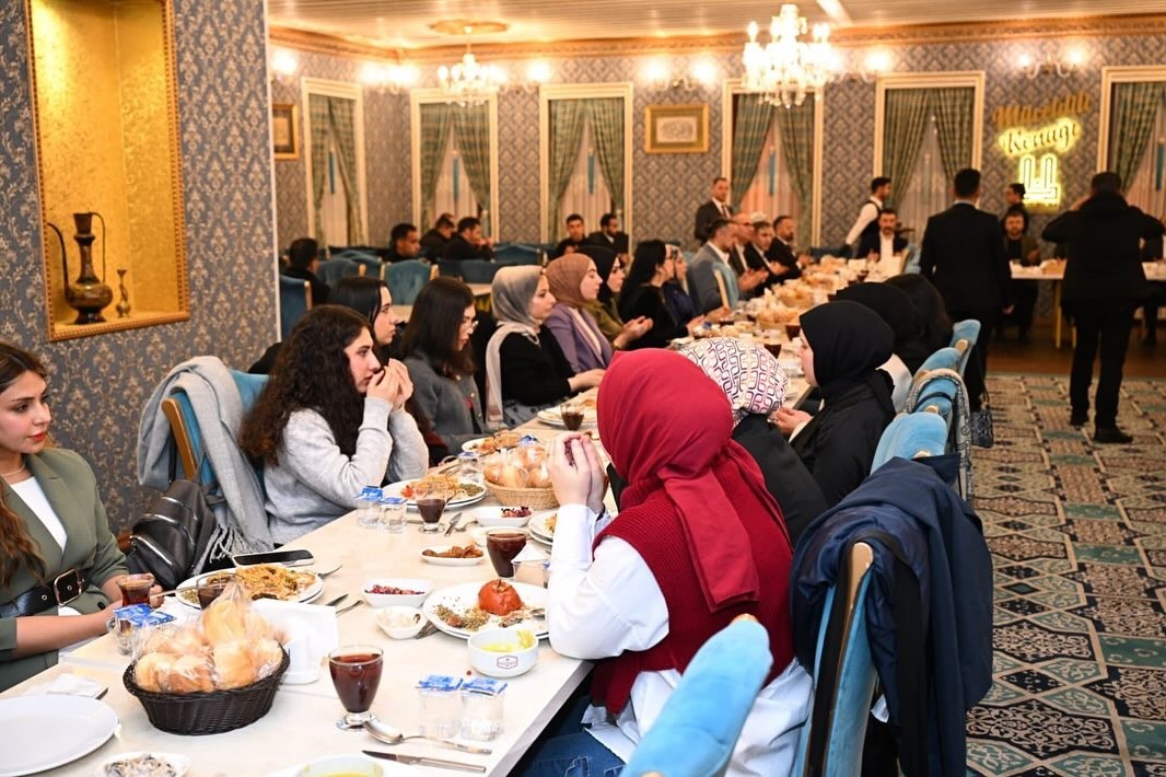 Kerk&uuml;kl&uuml; &ouml;ğrencilerle iftar yaptılar
