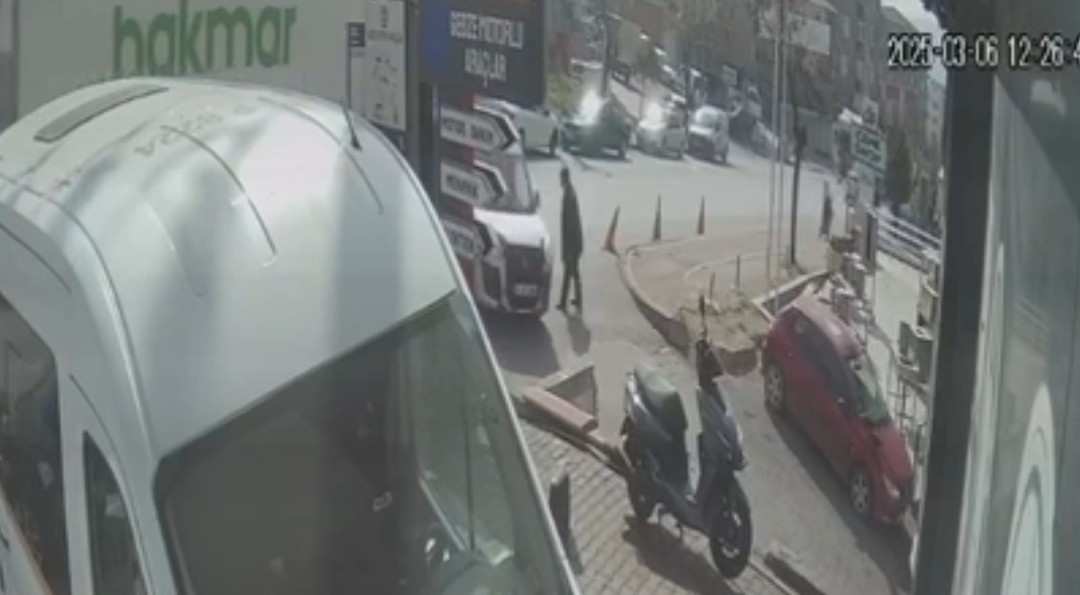 Kazada savrulan hafif ticari araç yayaya çarptı: 1 ölü
