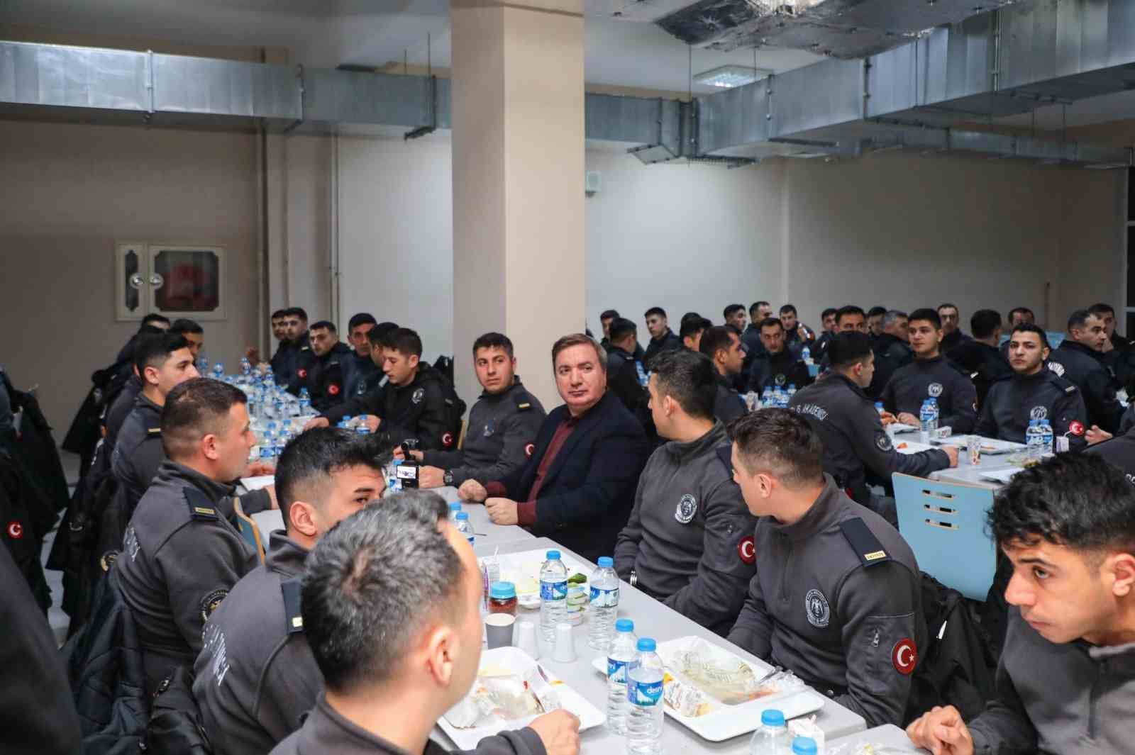 Vali Aydoğdu polis adaylarıyla sahur sofrasında buluştu