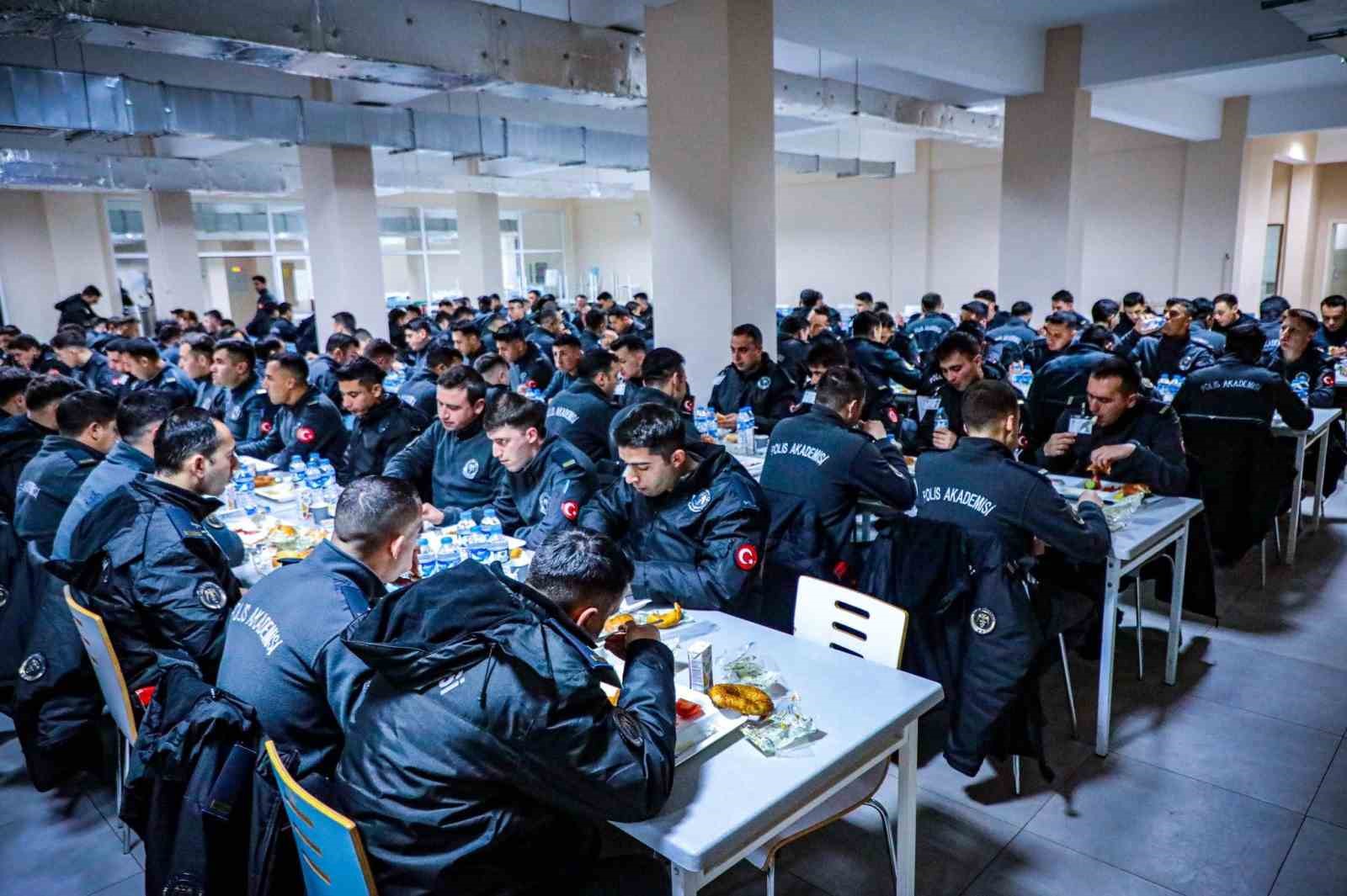 Vali Aydoğdu polis adaylarıyla sahur sofrasında buluştu
