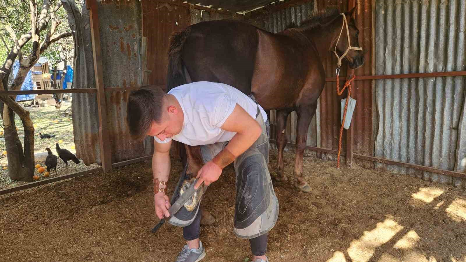 Gen&ccedil; nalbant asırlık geleneği s&uuml;rd&uuml;r&uuml;yor
