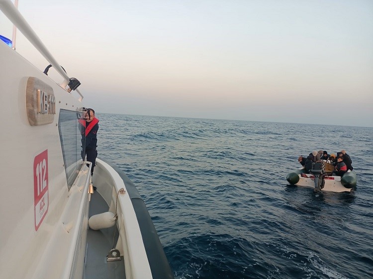 Ayvalık’ta Sahil Güvenlik 18 düzensiz göçmen yakaladı