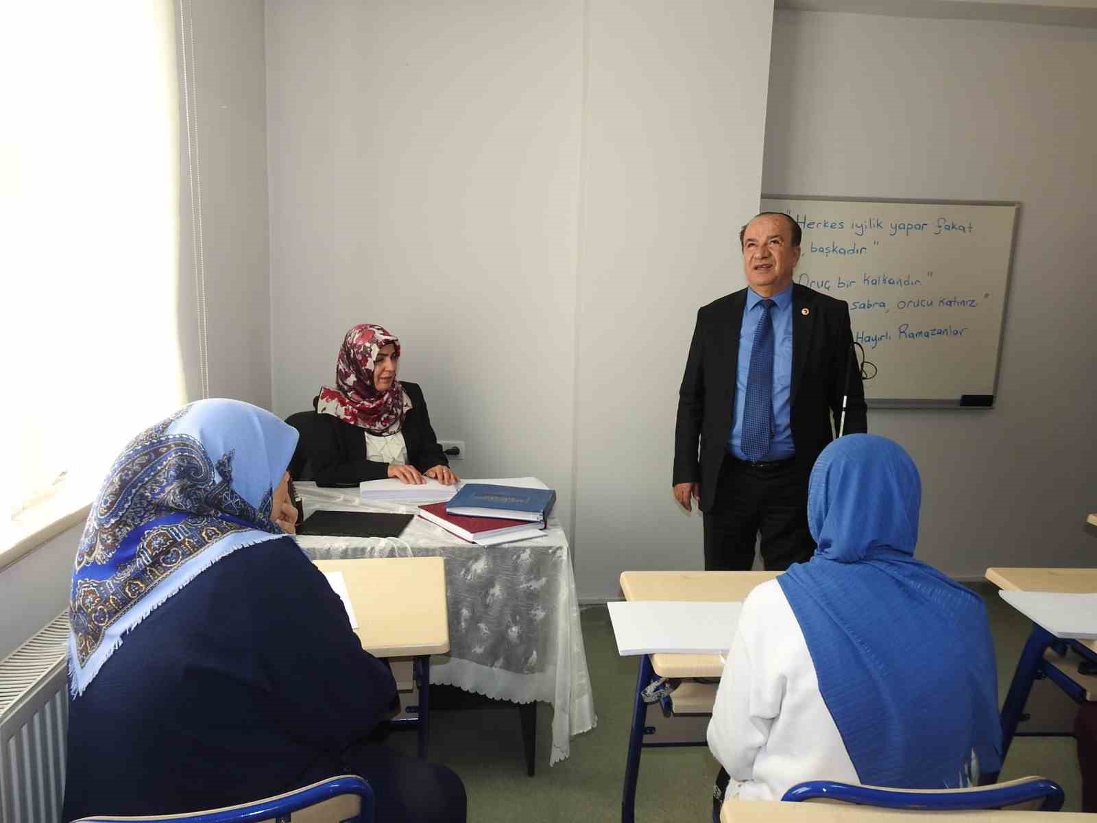 Görme engelli öğrenciler, mukabele geleneğini Braille alfabesiyle sürdürüyor