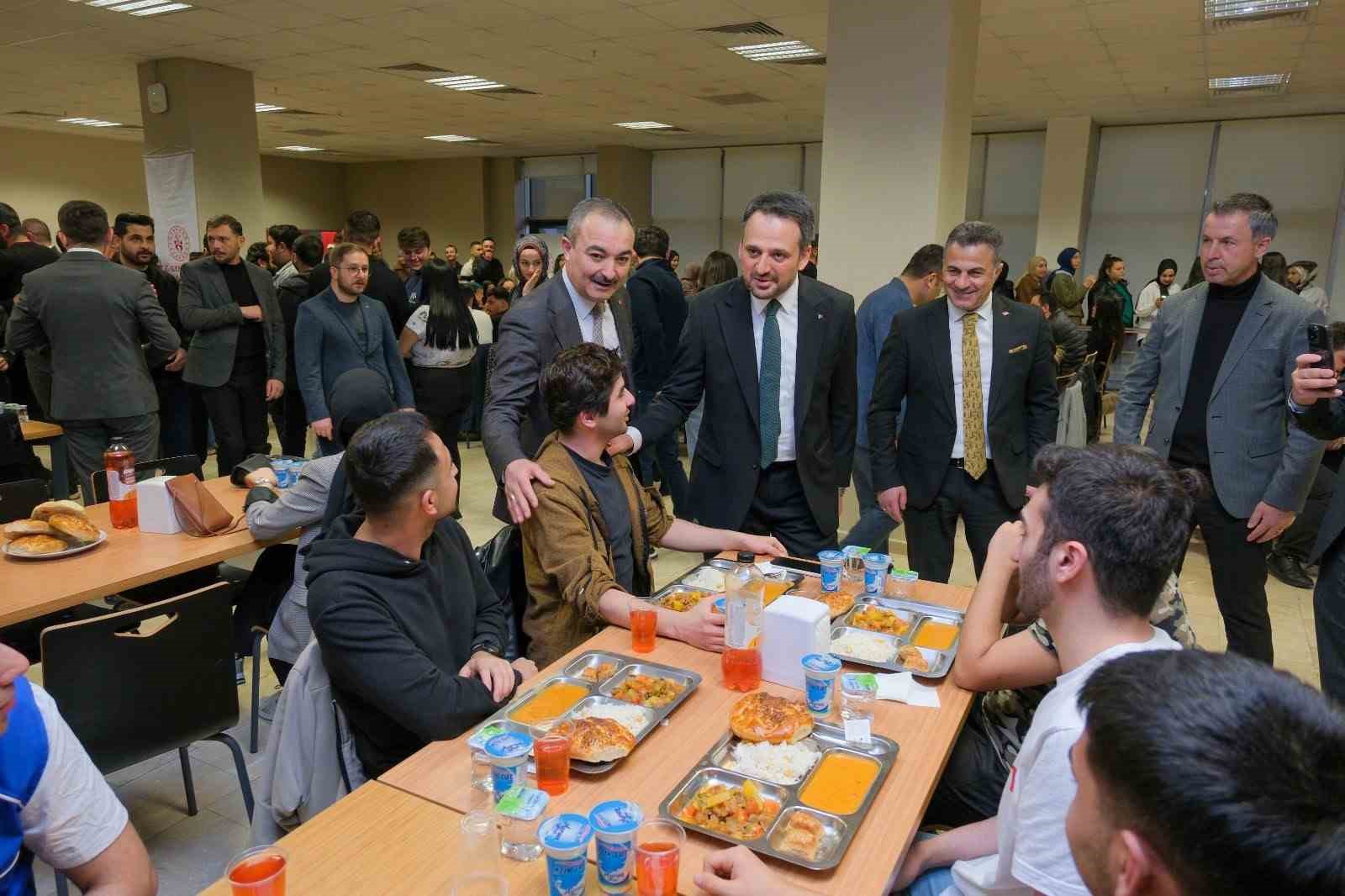 Bakan Yardımcısı Eminoğlu Çorum’da üniversite öğrenileriyle buluştu