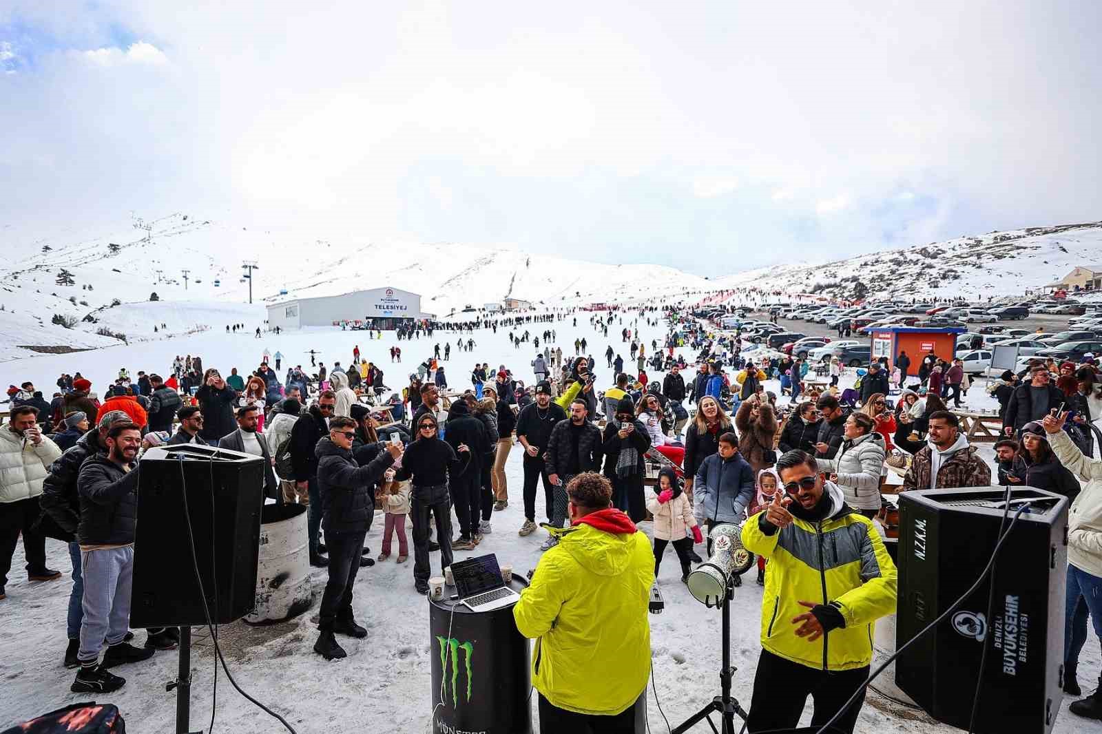 Denizli Kayak Merkezi, 150 bin ziyaret&ccedil;iyle 2025 sezonunu zirvede tamamladı
