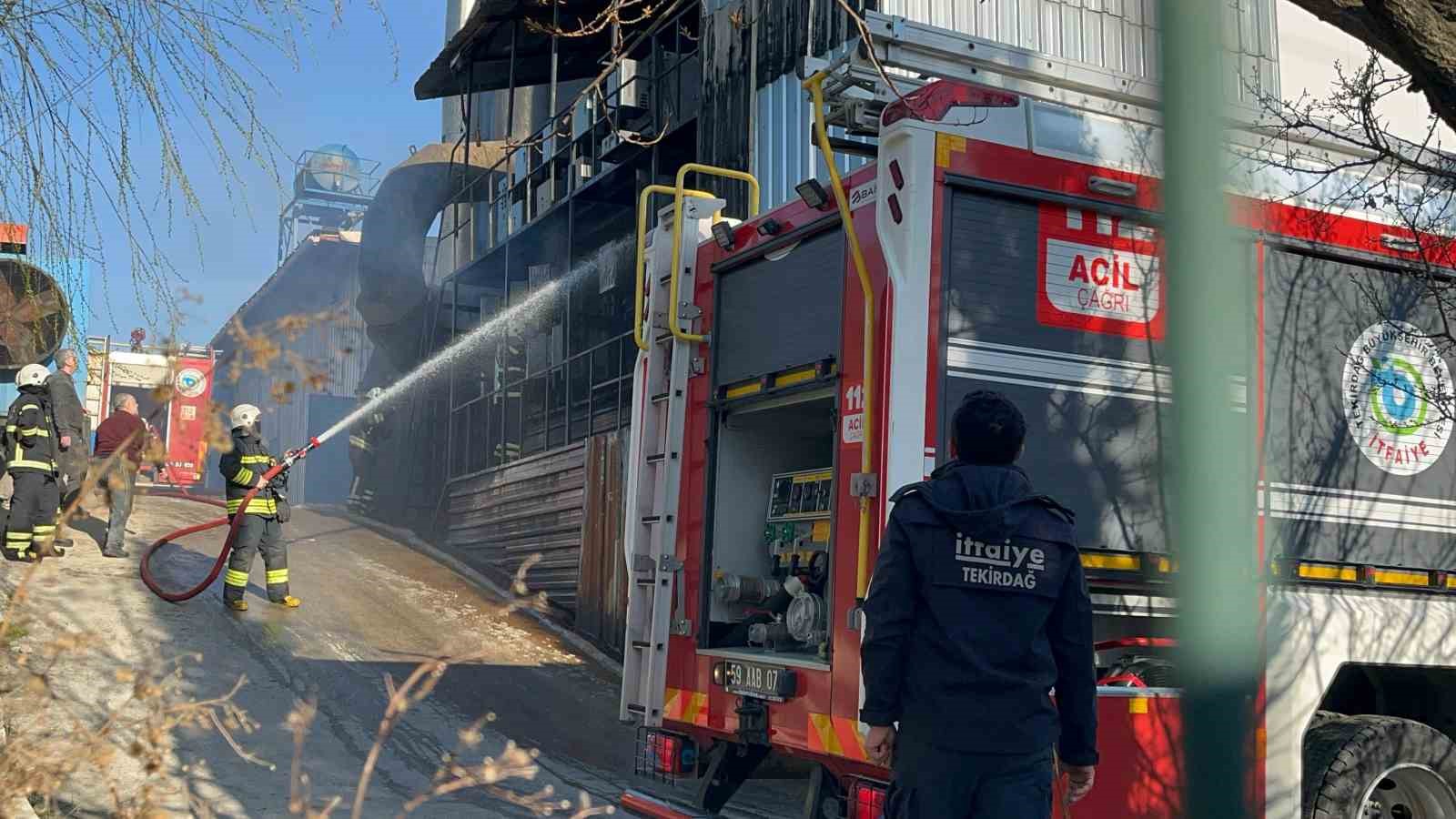 &Ccedil;erkezk&ouml;y&rsquo;de suni deri fabrikasında yangın
