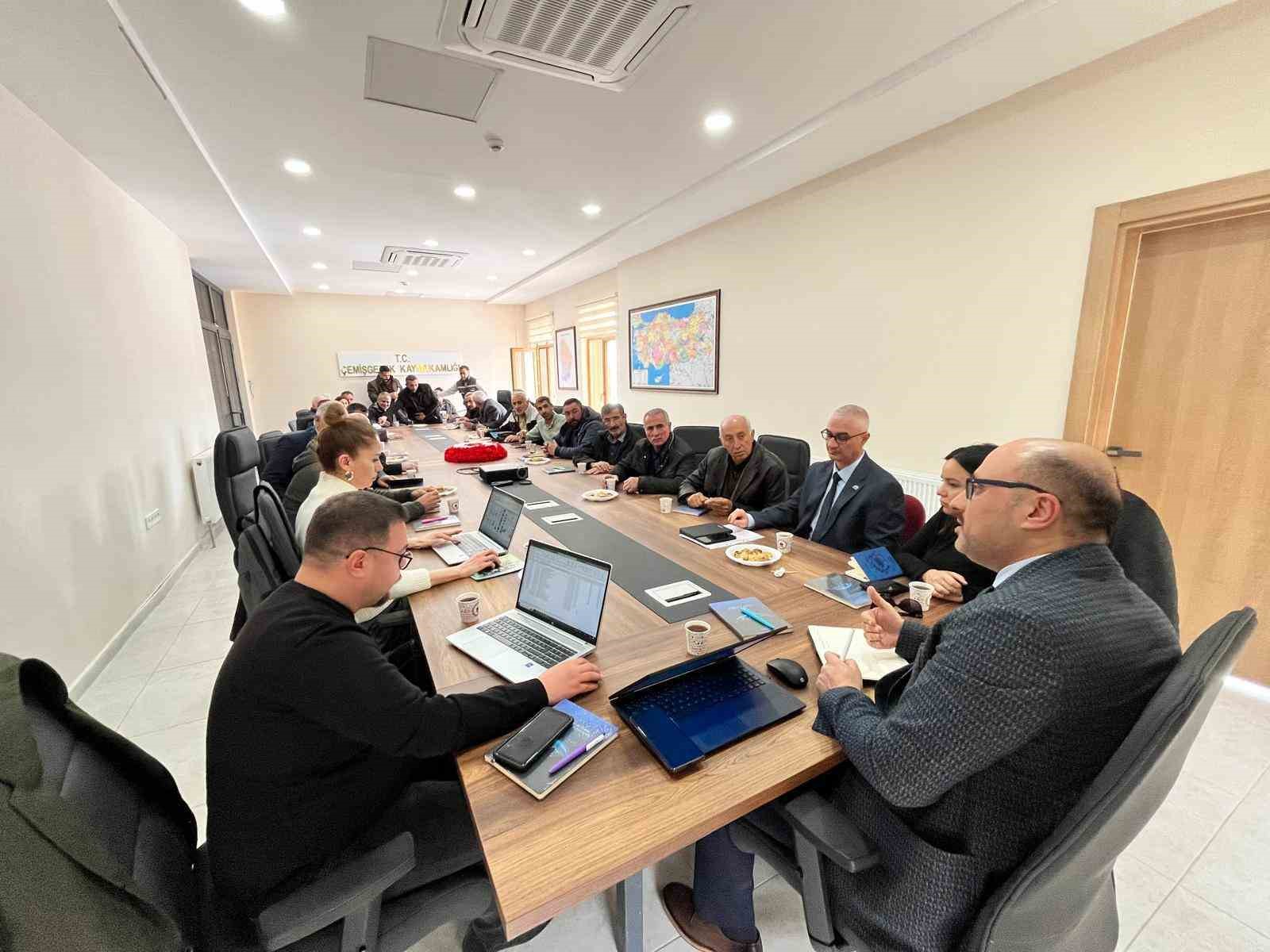 Fırat EDAŞ, muhtarlarla bir araya geldi
