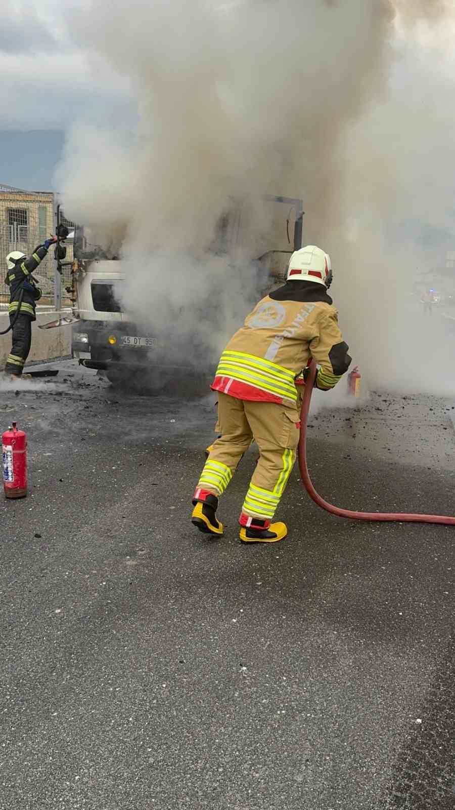 Manisa B&uuml;y&uuml;kşehir&rsquo;in ateş savaş&ccedil;ılarına yeni koruyucu kıyafetler
