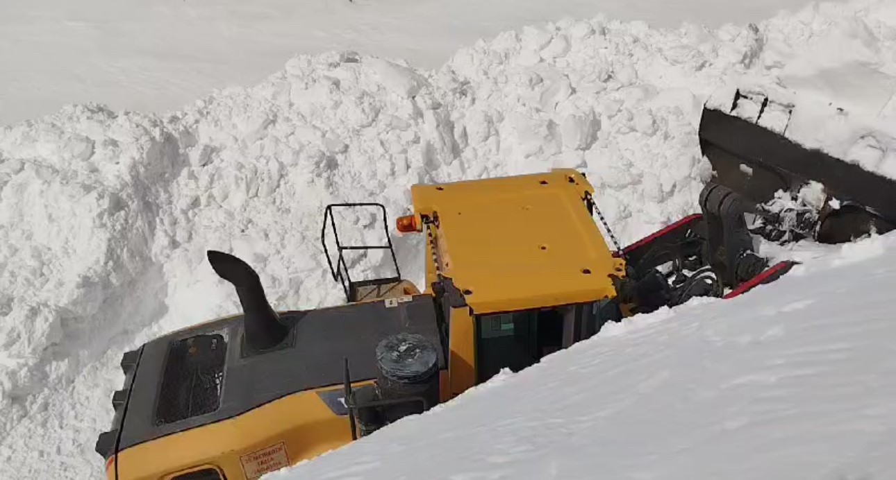 Hakkari&rsquo;de 5 metreyi aşan karda yol a&ccedil;ma &ccedil;alışması
