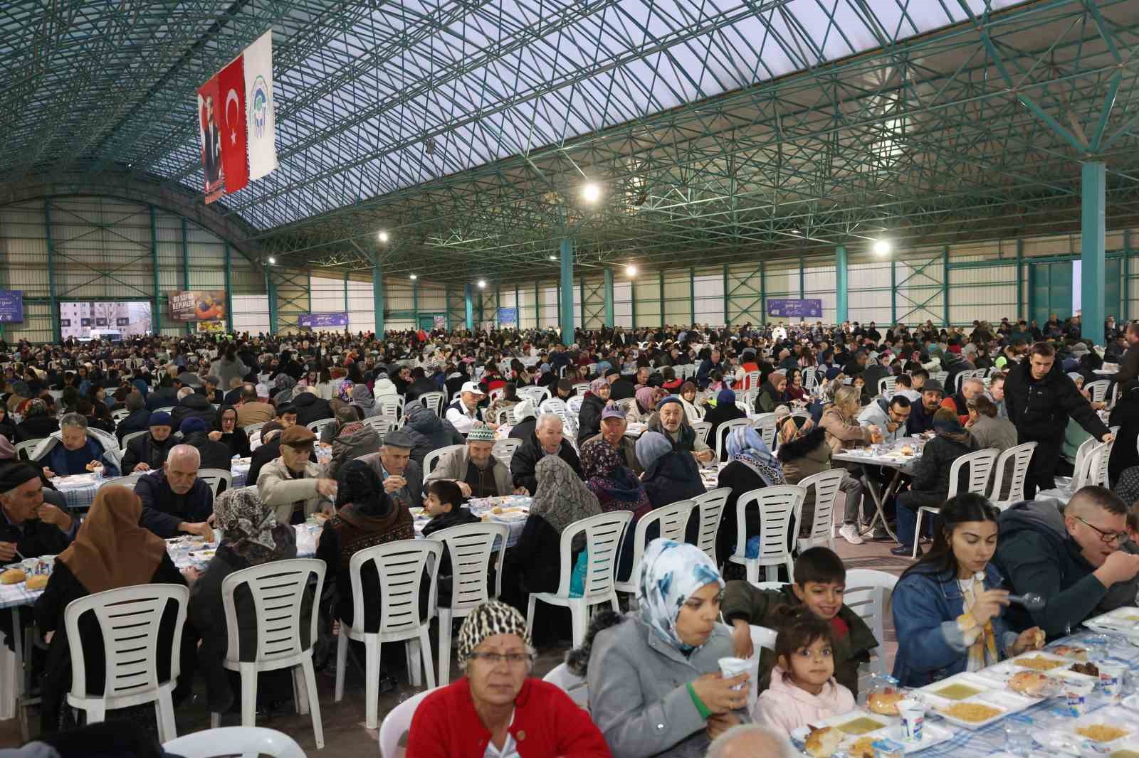 Başkan Kurt 75&rsquo;inci Yıl Mahallesi&rsquo;ndeki iftarda binlerce vatandaşla buluştu

