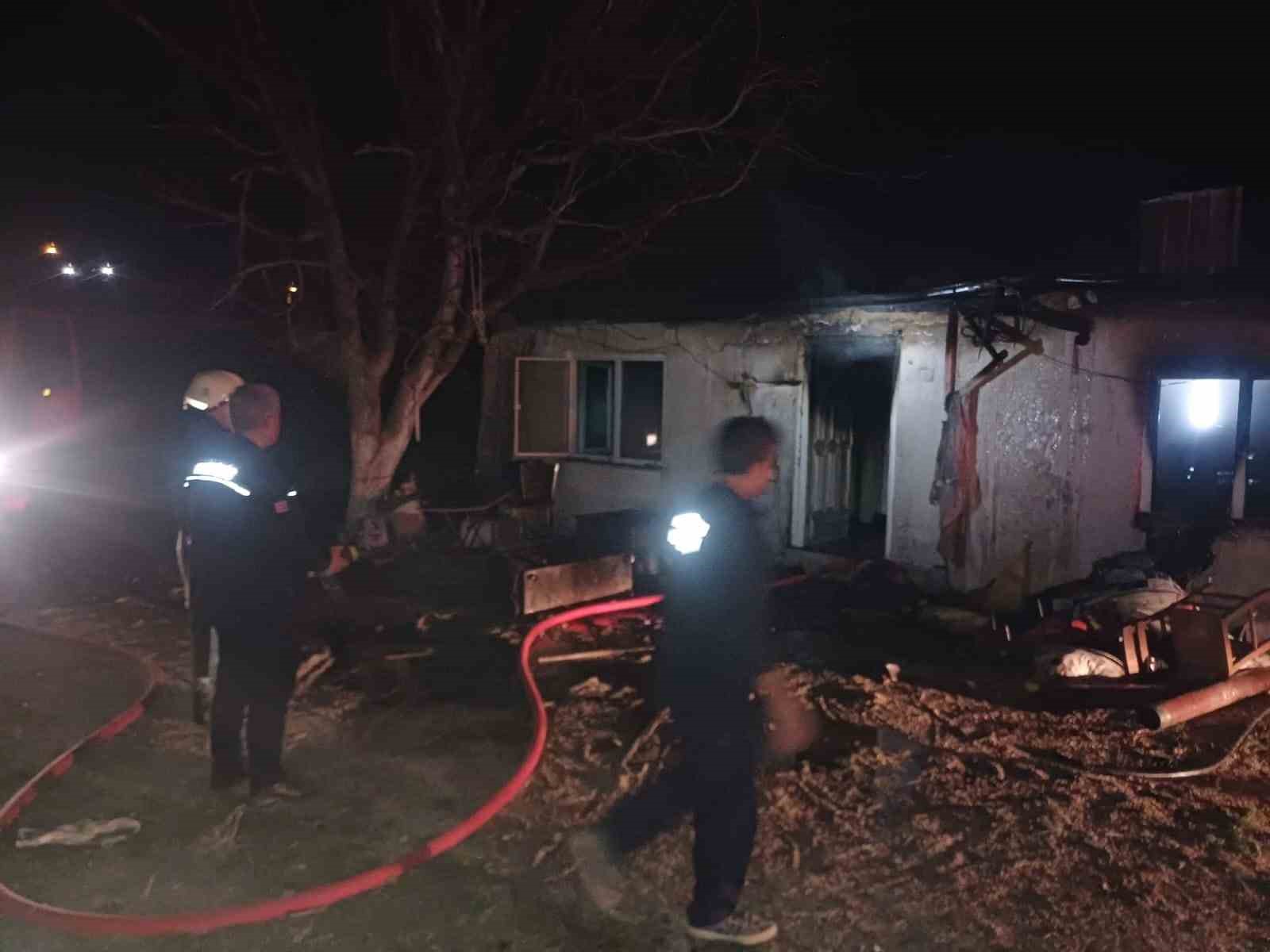 Karaman&rsquo;da sobadan sı&ccedil;rayan kıvılcım evi yaktı
